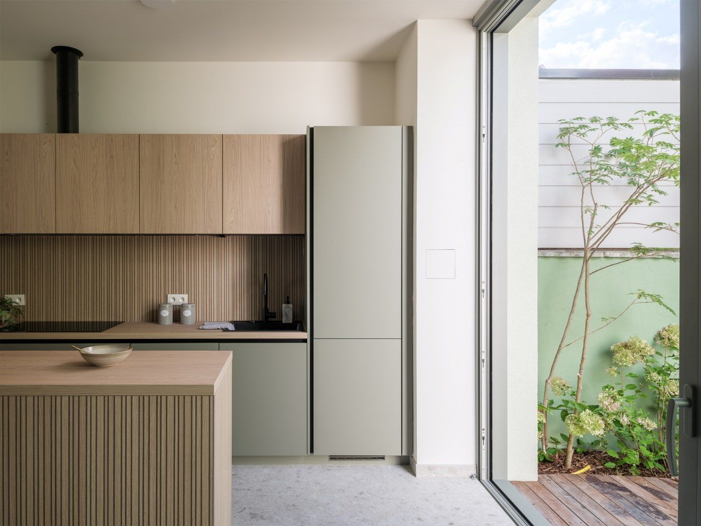 Luxueus gerenoveerde rijwoning met stijlvolle groene patio in Gentbrugge foto {{pictureIndex}}