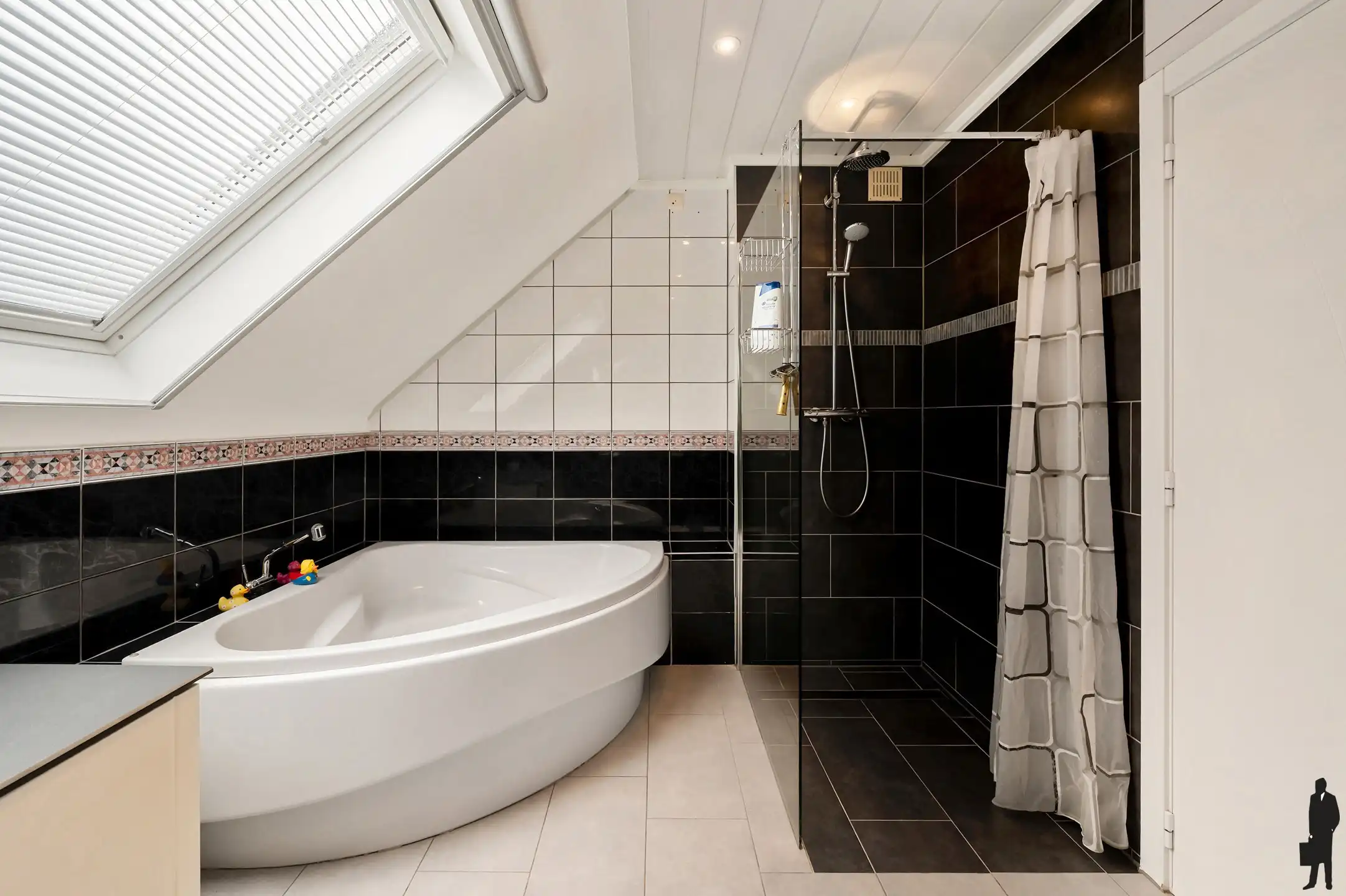 Instapklare woning met 3 slaapkamers en bureauruimte op toplocatie te Leest. foto 18