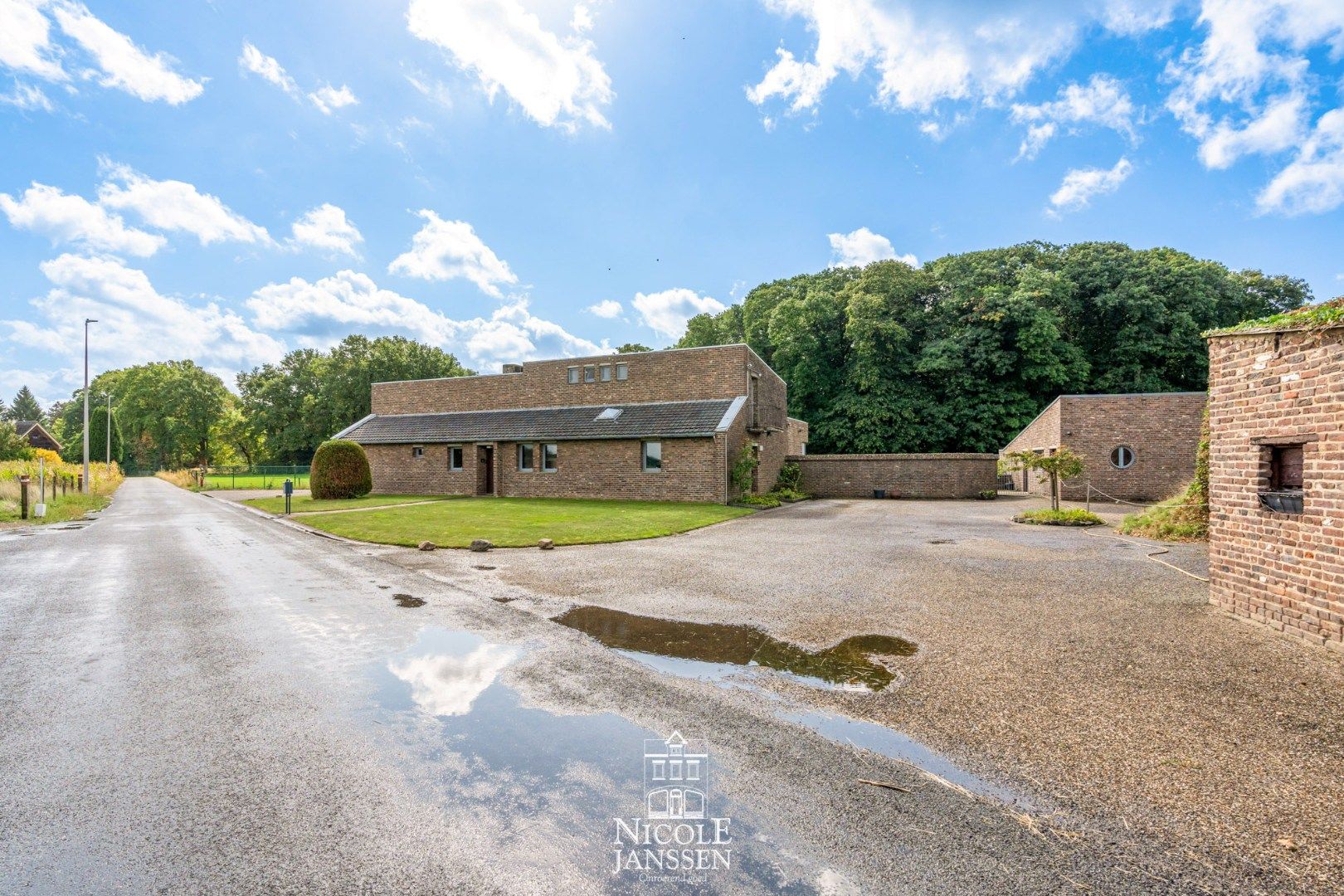 Hoofdfoto van de publicatie: Unieke eigendom met landhuis en authentieke molen op een royaal perceel