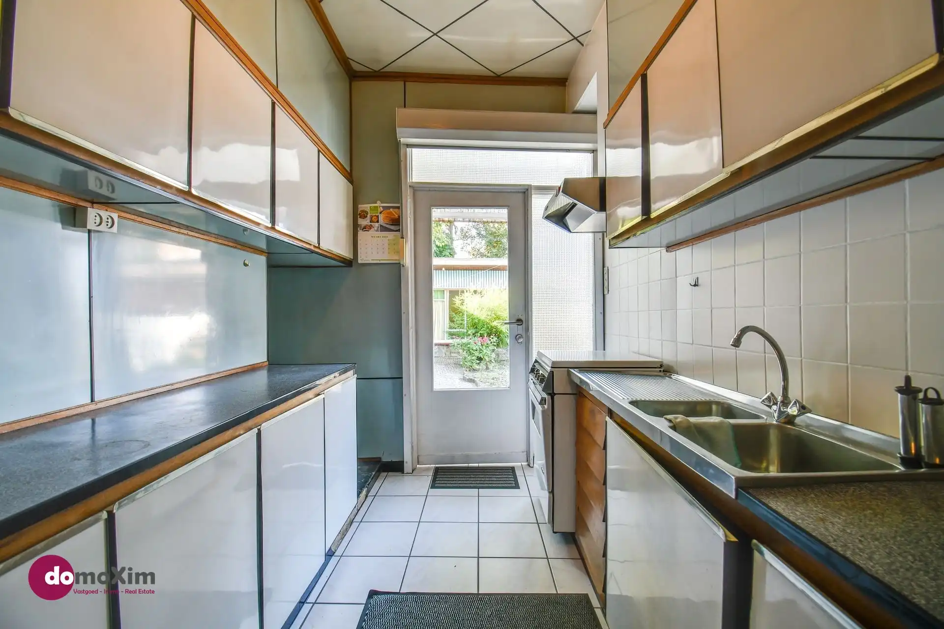 Te renoveren stadswoning met zuid-gerichte tuin en garage foto 8