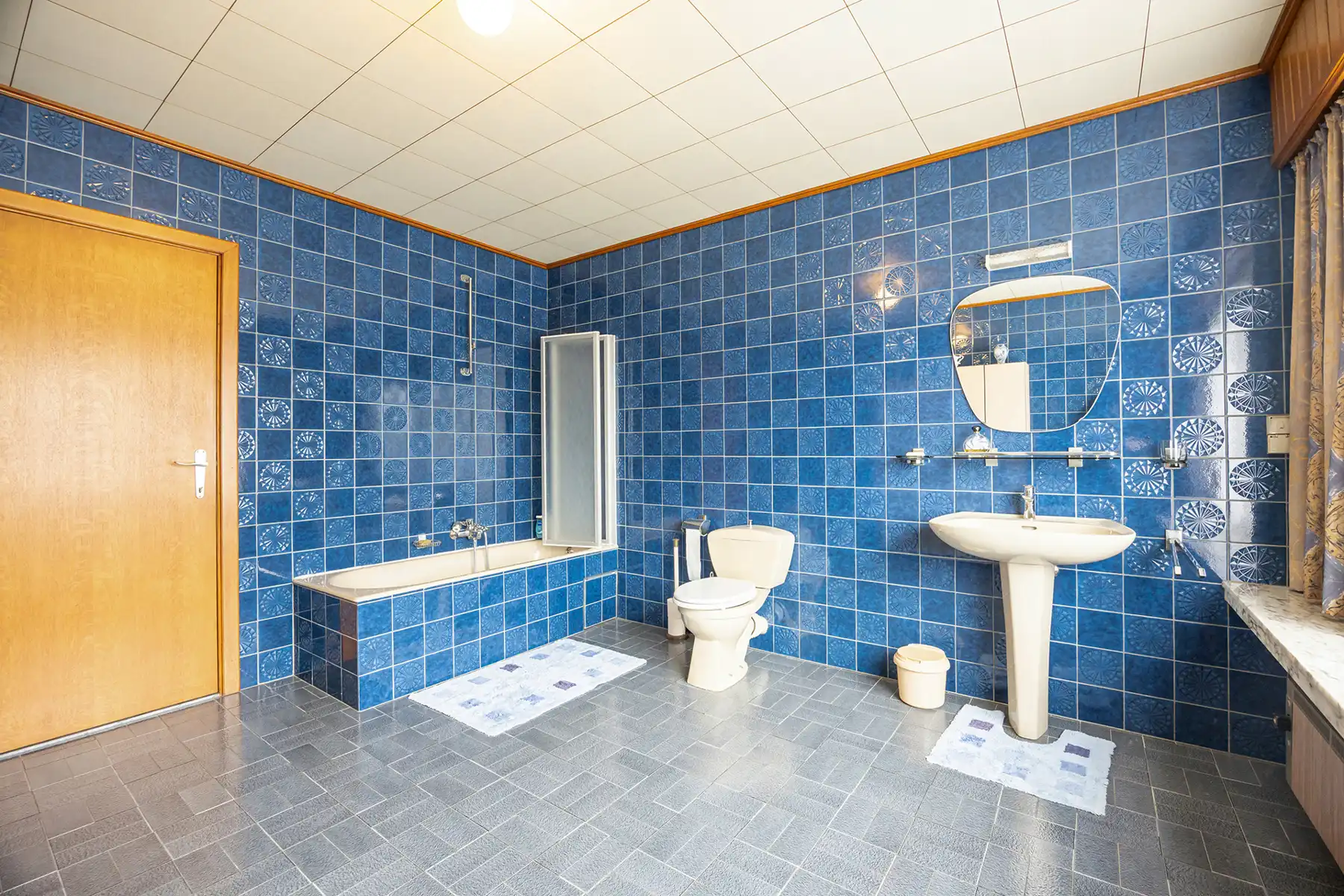 Landhuis met private tuin, vier slaapkamers en twee garages foto 15