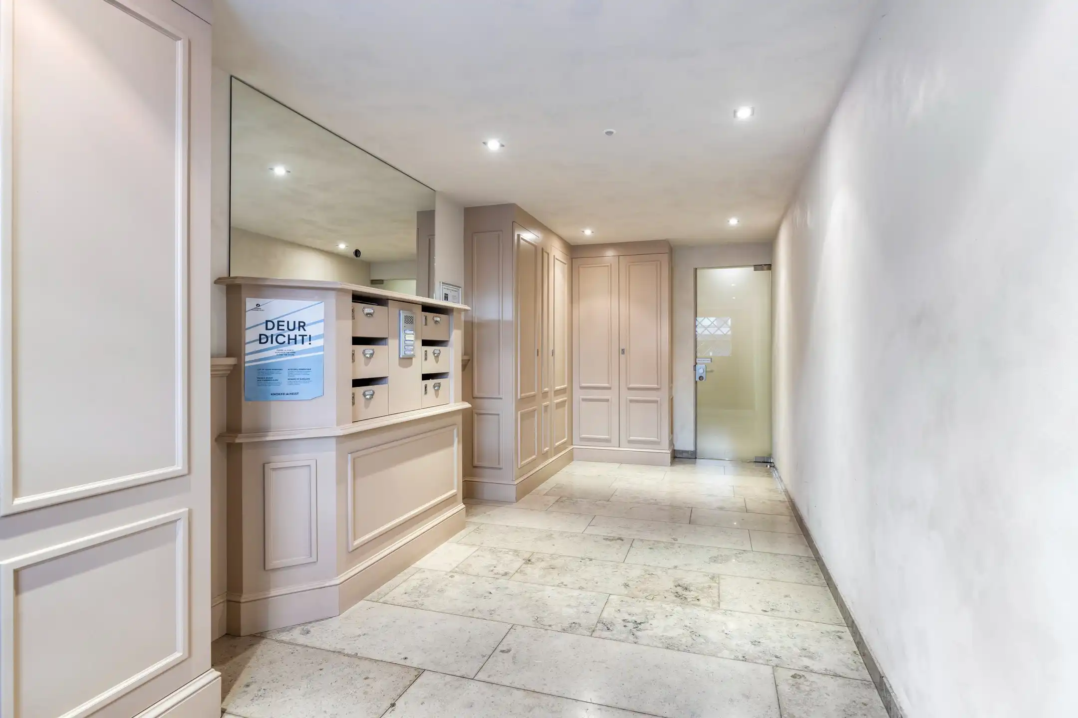 Instapklare duplex gelegen op slechts enkele passen ven het Van Bunnenplein en de zeedijk. foto 22