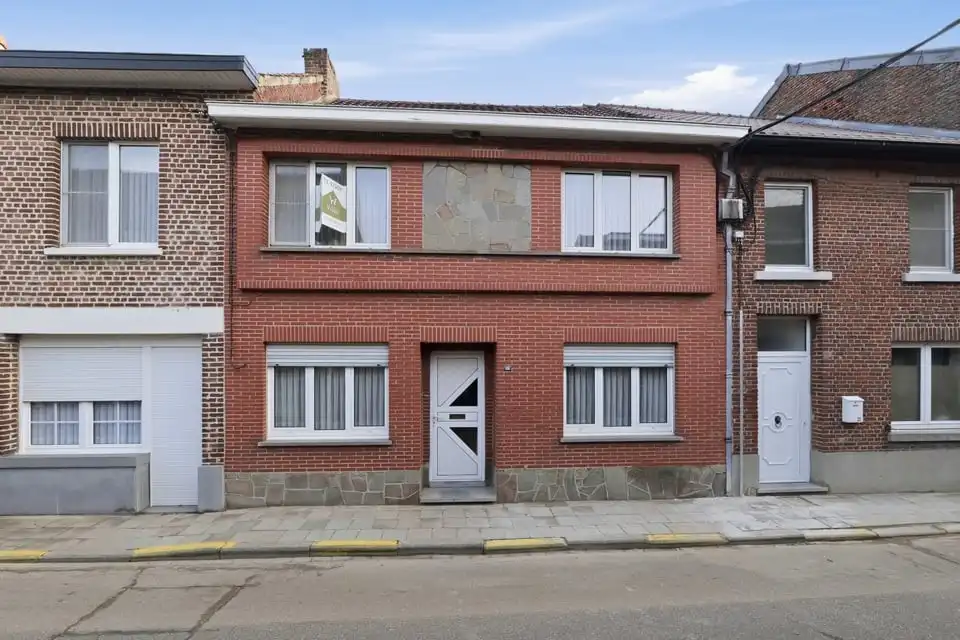 Hoofdfoto van de publicatie: TE RENOVEREN GEZINSWONING MET POTENTIEEL EN TUIN IN HARTJE ZOUTLEEUW