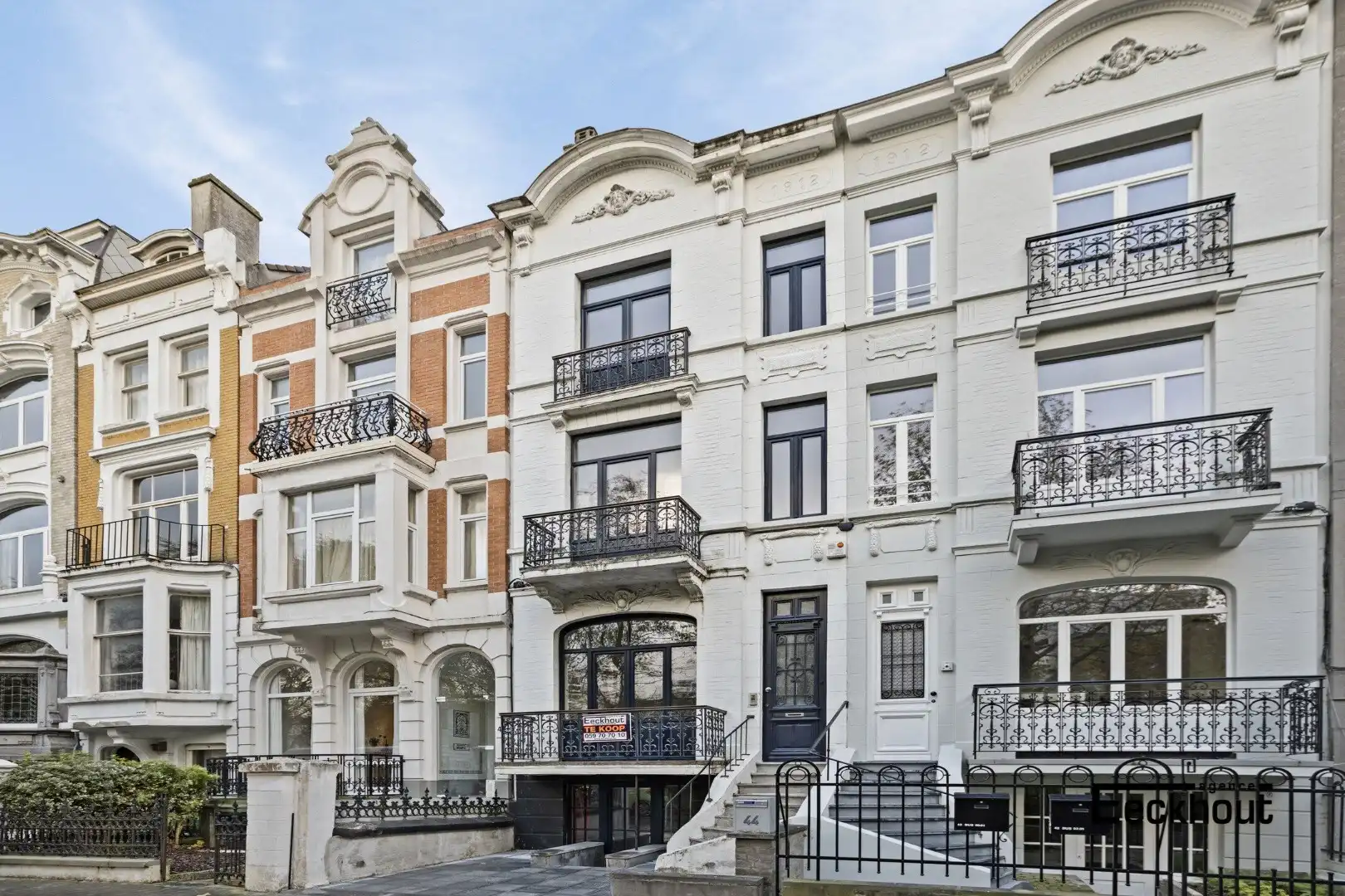 Uniek en ruim (351 m²) herenhuis met garages op topligging te Oostende ! foto 28