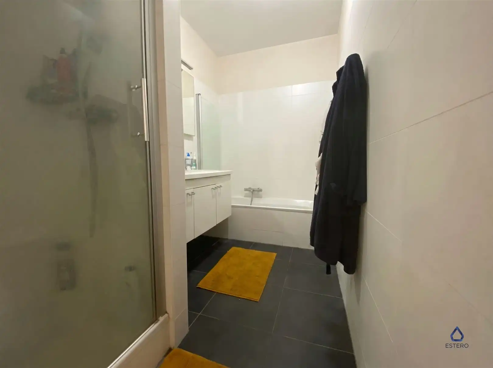 Mooi 2 slaapkamer appartement met terras en parking foto 8