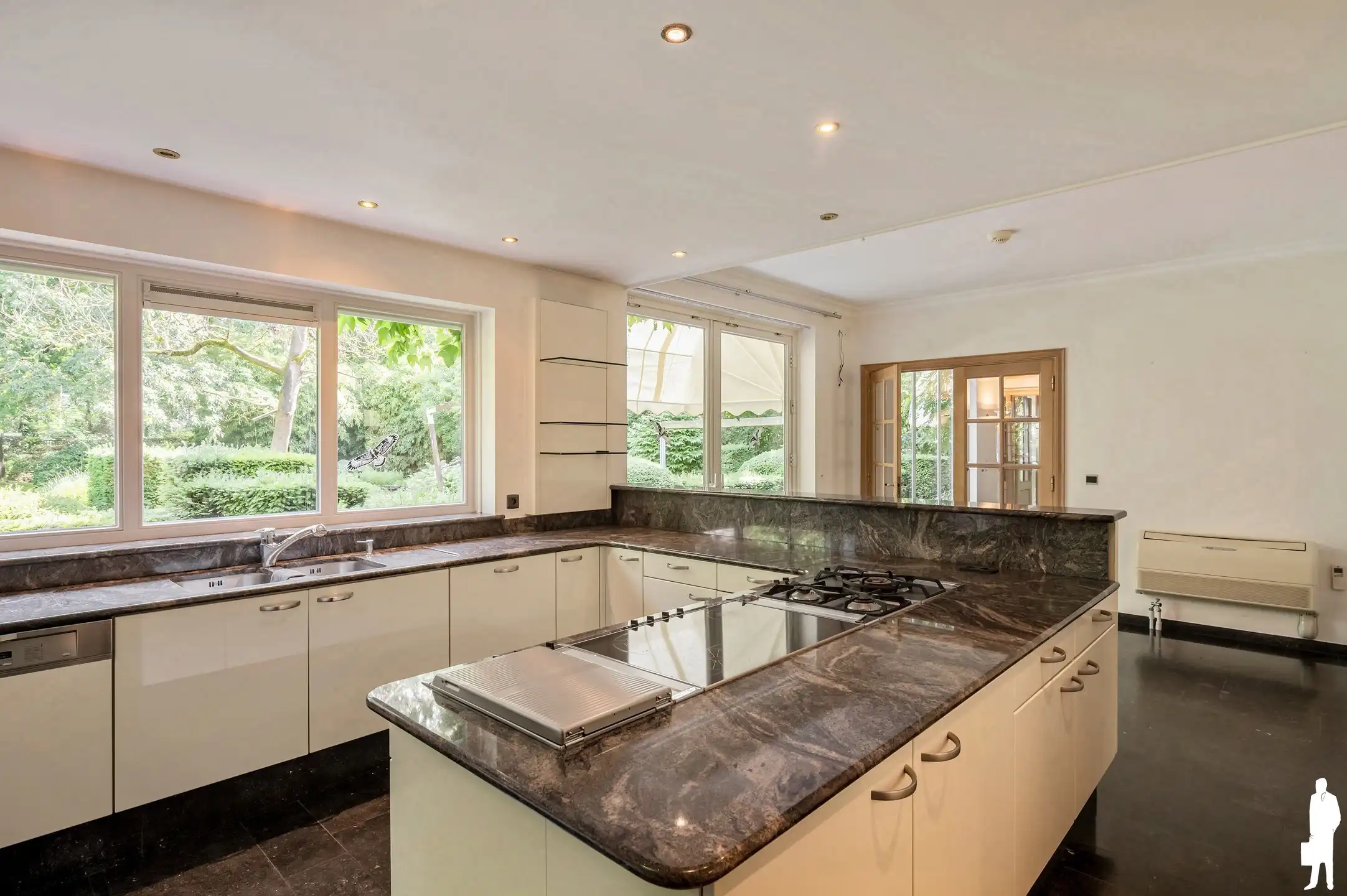 Op absolute toplocatie gelegen villa! foto 12