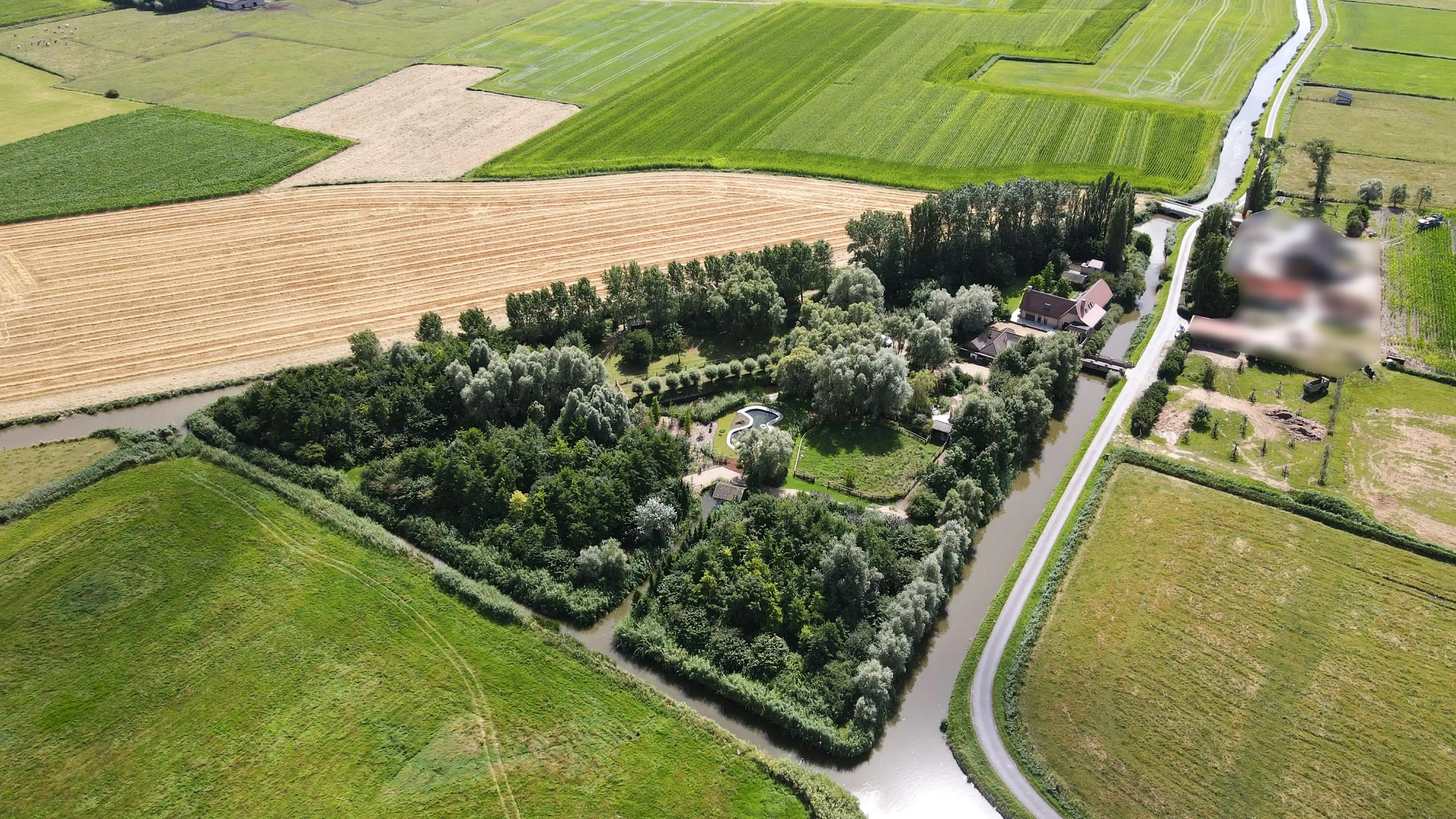 Exclusieve eigendom op 2ha te koop in Diksmuide foto {{pictureIndex}}