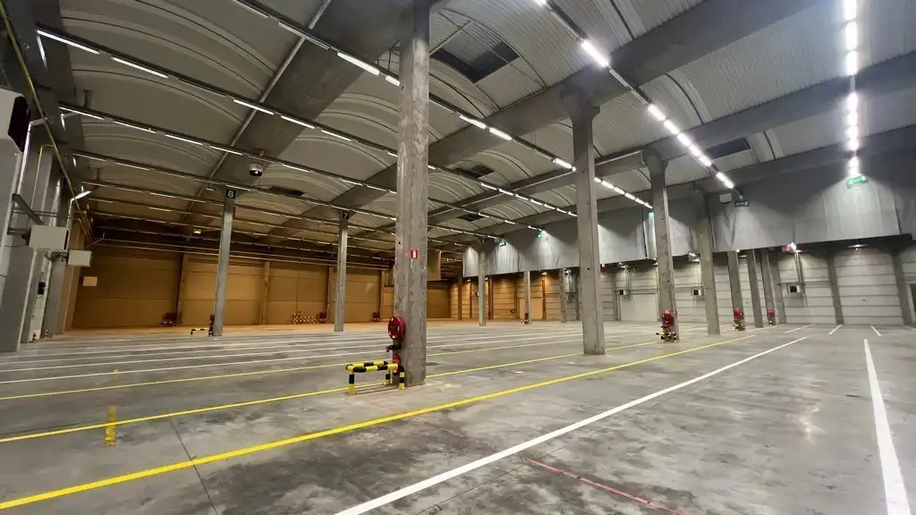 Logistieke loodsen met laadkades vlakbij R42 in Sint-Niklaas foto 4