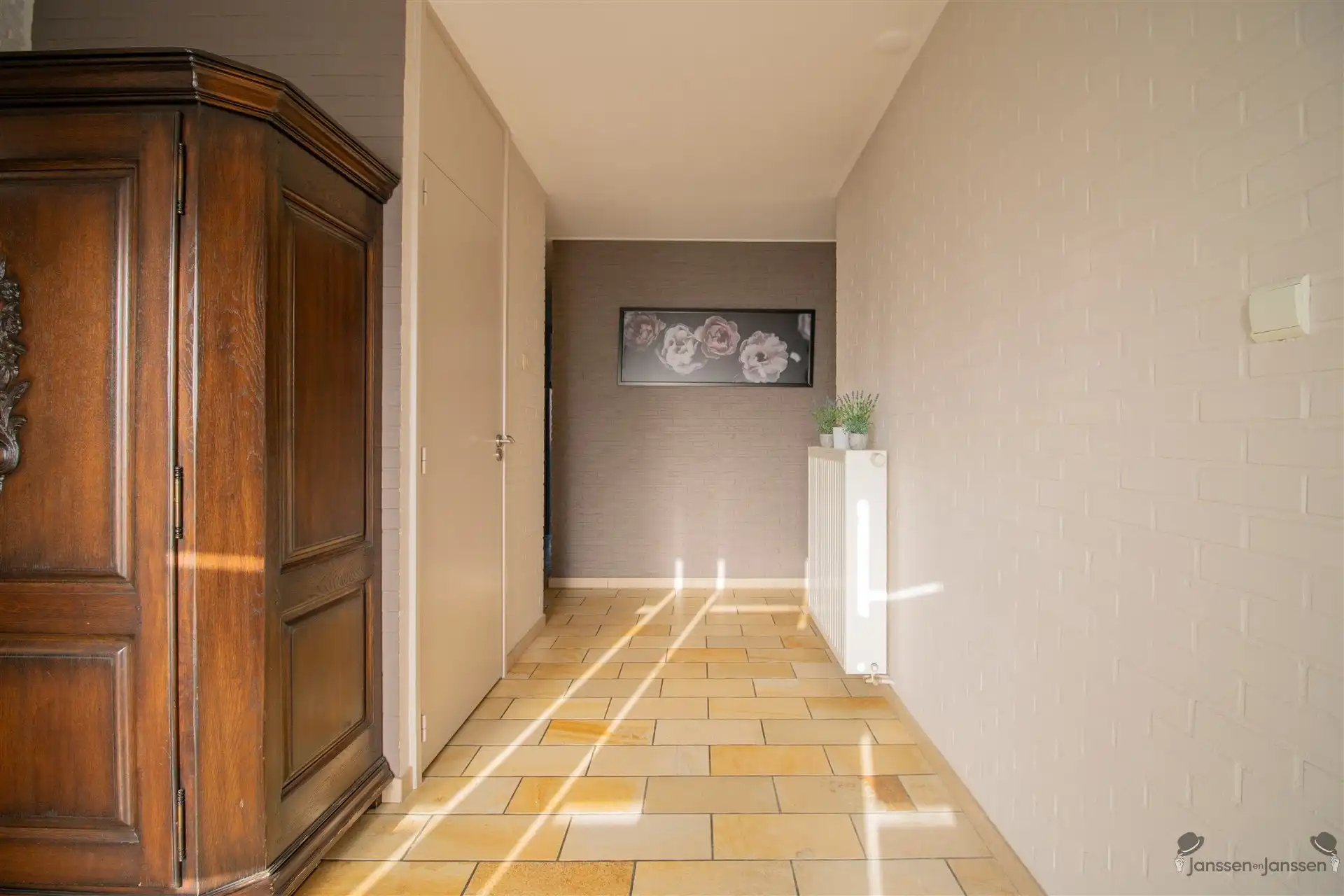 Rustig gelegen gerenoveerde (2022) gelijkvloerse woning met 4 slaapkamers op 970 m². foto 17