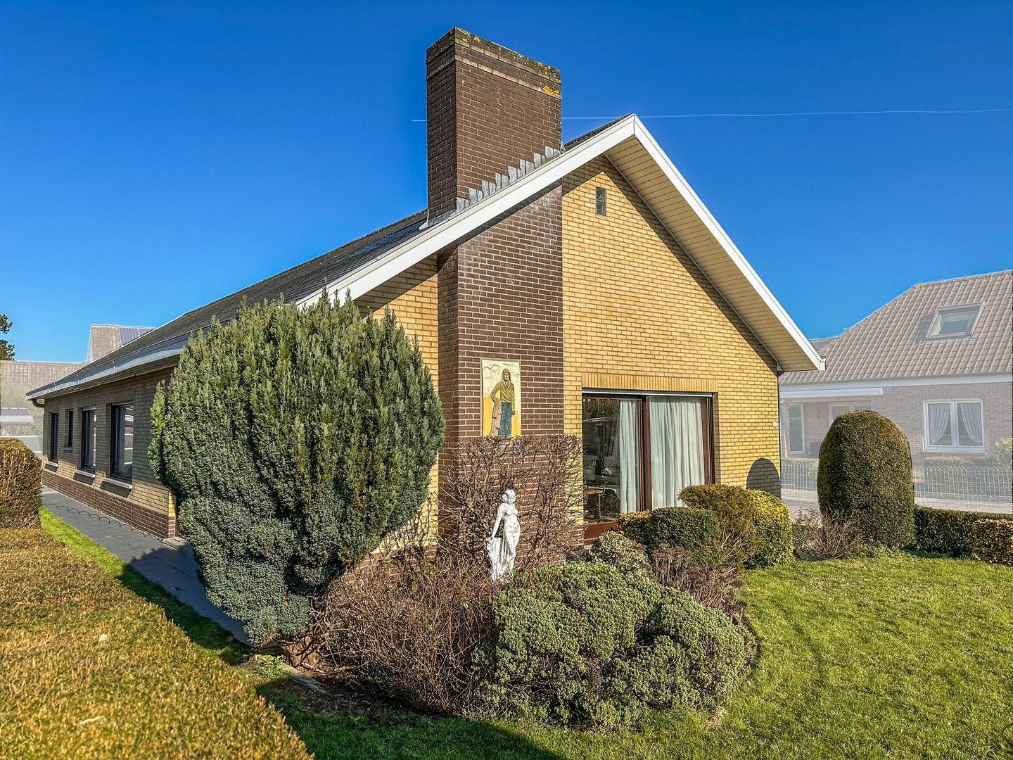 Goed onderhouden villa-bungalow in het hartje van Oostduinkerke-dorp. foto 2