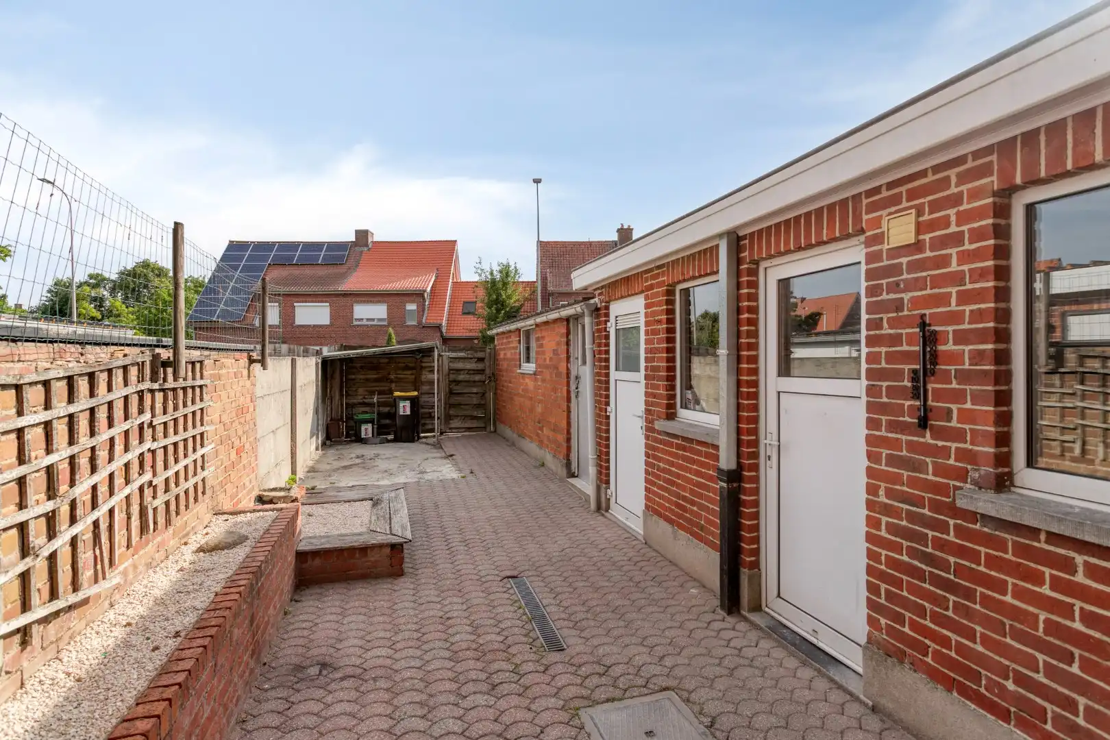 Te renoveren gezinswoning met garage foto 13