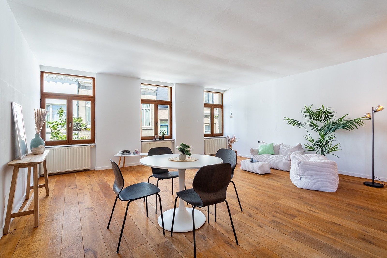 Sfeervolle en instapklare woning met eigentijdse afwerking in Berchem foto {{pictureIndex}}