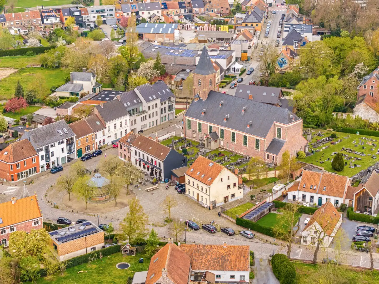 Karaktervolle burgerwoning met stadstuin op het dorpsplein van Zwijnaarde foto {{pictureIndex}}