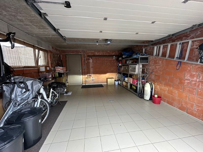 Ruime en goed onderhouden halfopen woning in het centrum van Knesselare foto 12