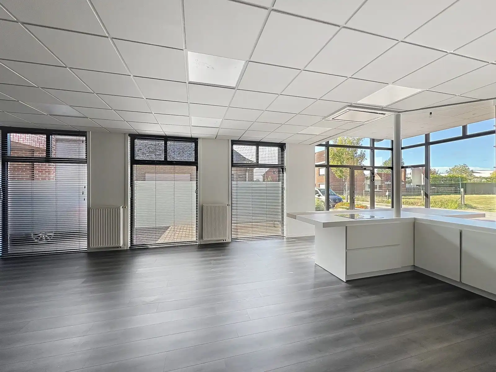 Instapklaar lichtrijk GERENOVEERD pand met mooie open kantoor/praktijkruimte en 4 aparte burelen/consultatieruimtes. foto 16