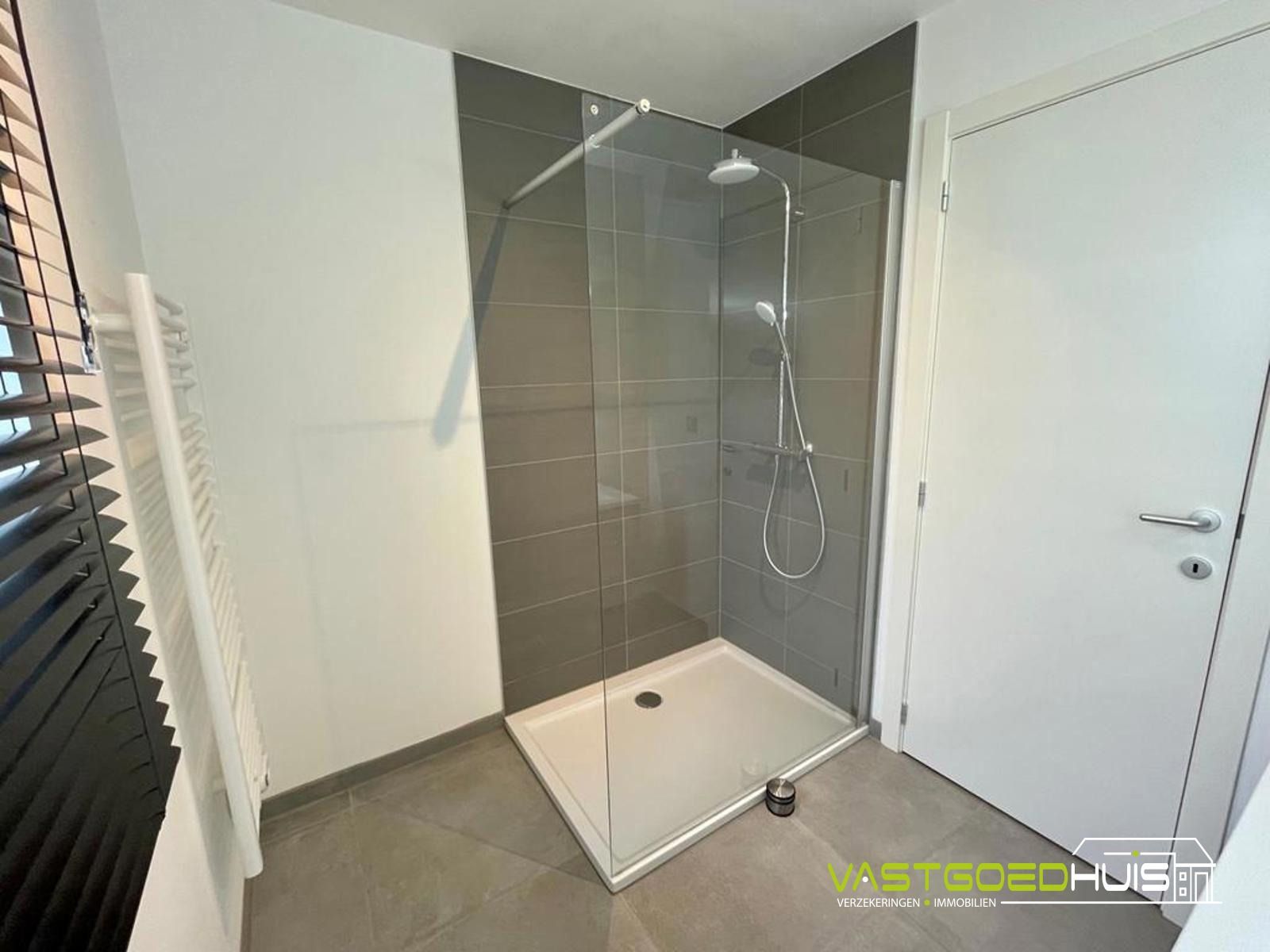 Appartement met 2 slaapkamers, terras en autostaanplaats! foto 16