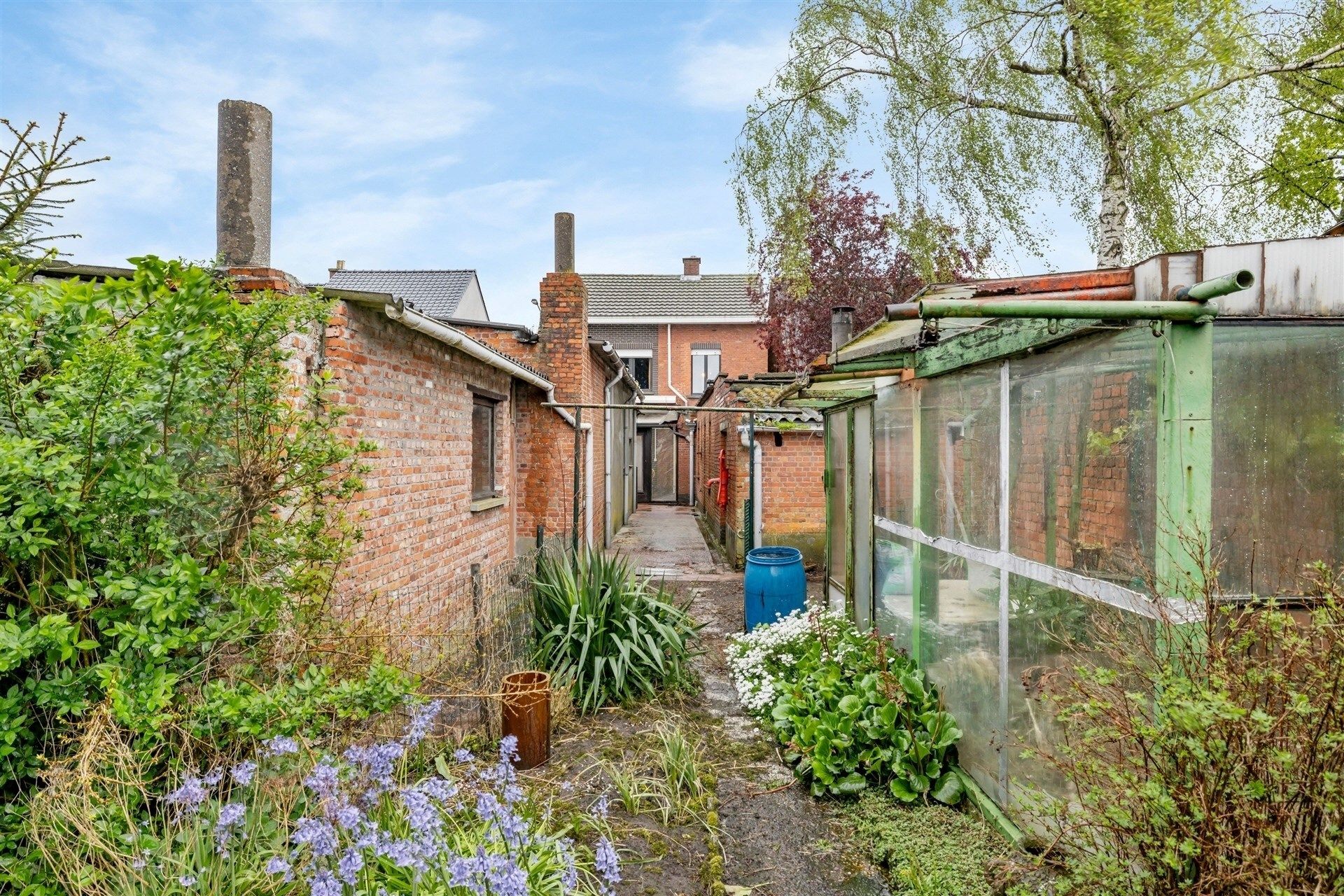 Uitstekend gelegen renovatiewoning met zonnige tuin en grote garage op 472m² foto 16