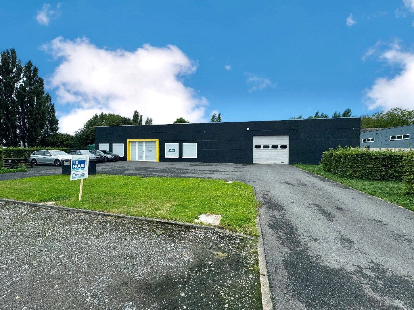 KANTOOR (+-170M²) + LOODS (+- 225M²) TE HUUR TE IEPER foto {{pictureIndex}}