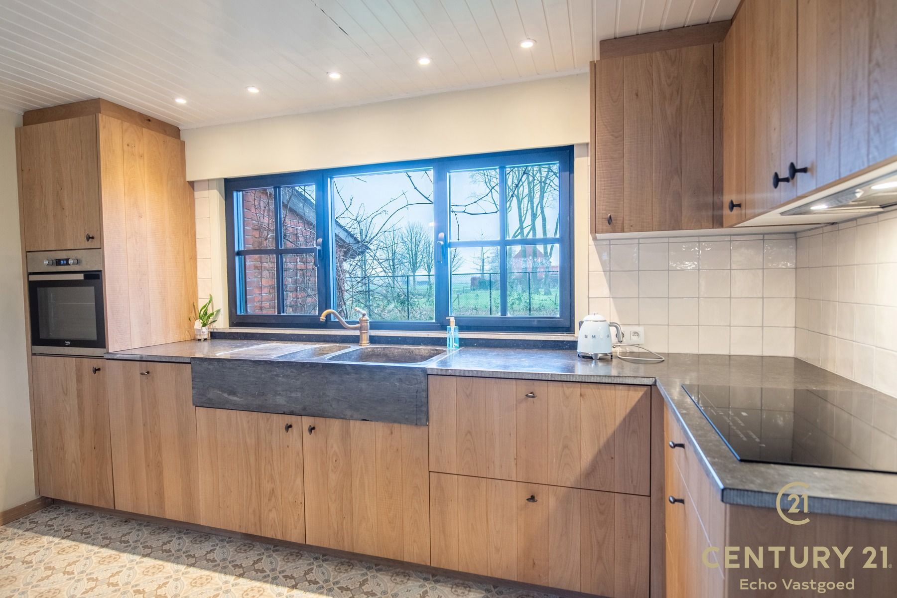 Deels gerenoveerde woning met bijgebouw en mooi vergezicht foto 9