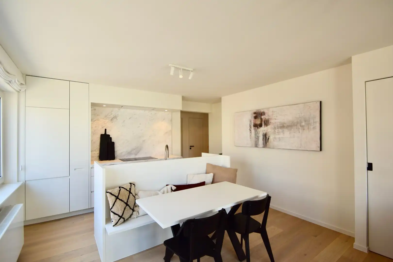 Lichtrijk gemeubeld hoekappartement gelegen in het centrum van Knokke op wandelafstand van de Zeedijk. foto 2