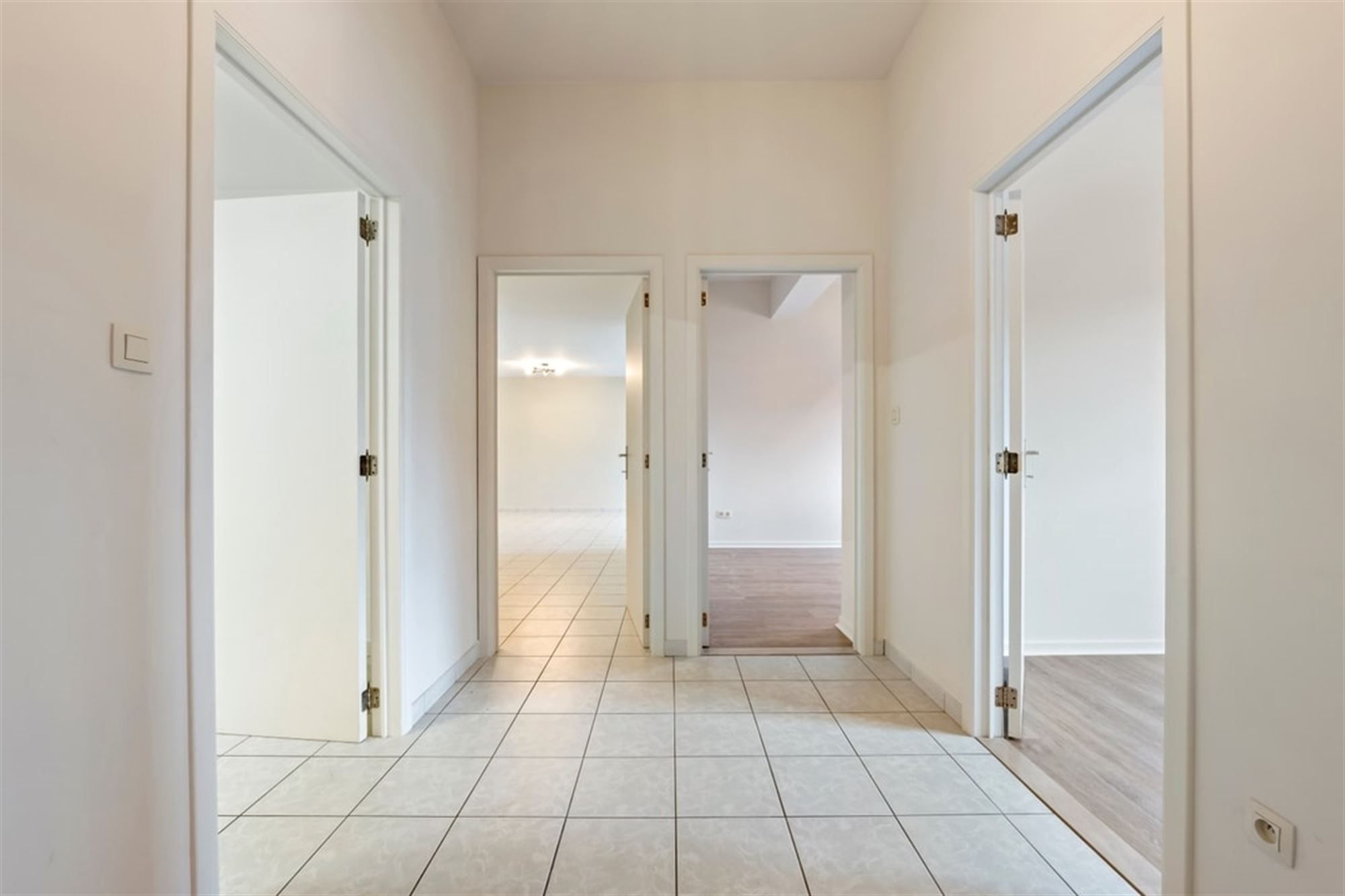 RUIM GELIJKVLOERS APPARTEMENT MET 3 SLKS EN EEN STAANPLAATS OP WANDELAFSTAND VAN HET CENTRUM VAN SINT-TRUIDEN  foto 19