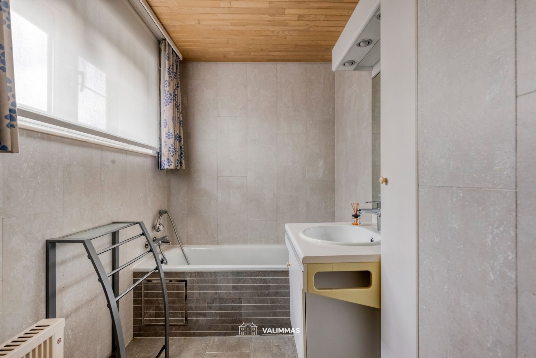 Residentieel gelegen driegevelwoning met mooie tuin & garage foto 12