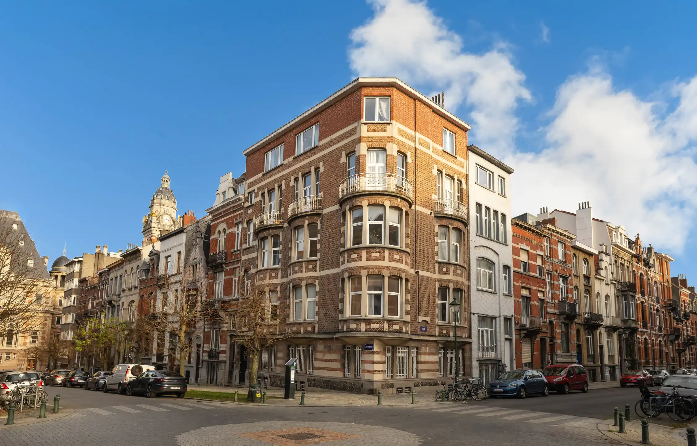 Leven in Sint-Gillis, in een rustige en groene laan foto {{pictureIndex}}