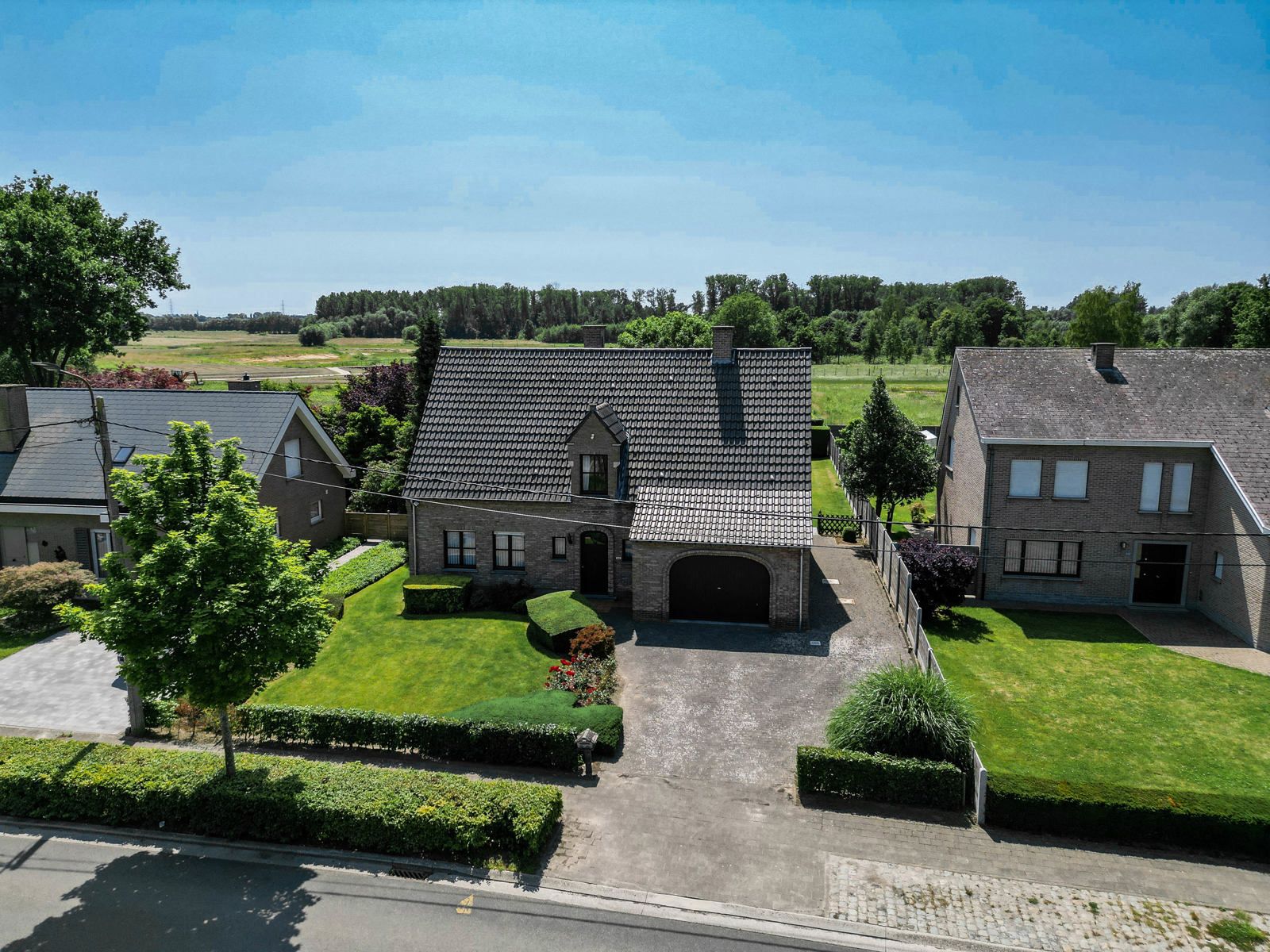 Mooie, landelijke woning op een prachtig perceel van 1071m² te Puurs-Sint-Amands. foto {{pictureIndex}}