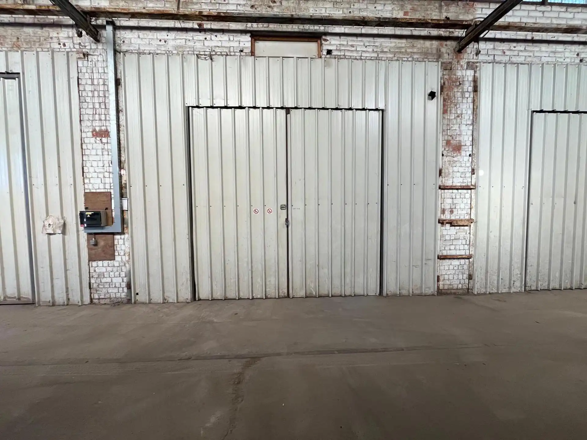 Magazijn unit 28 B van 146 m²  centraal  tussen A12 en E19 foto 2