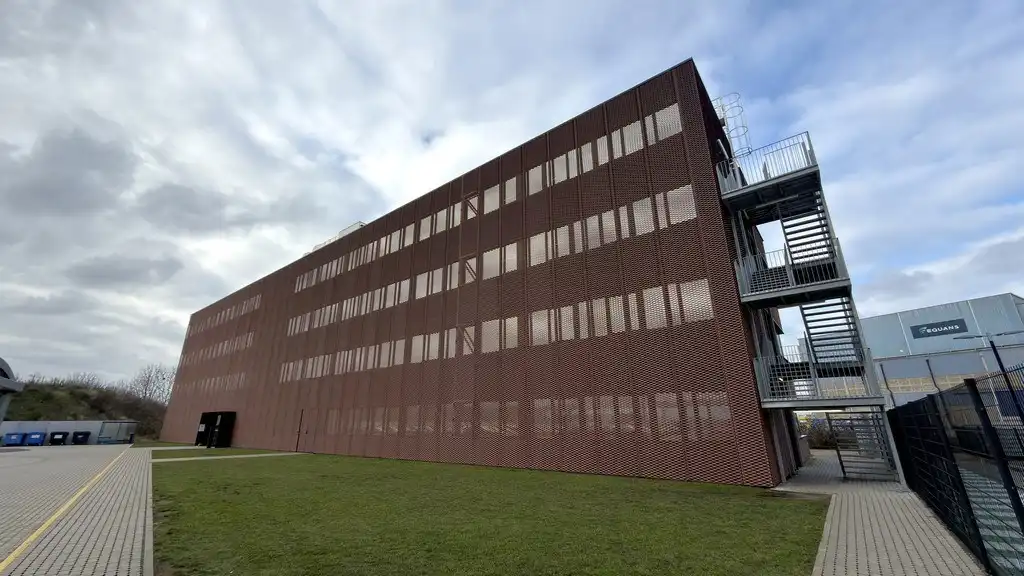 Volledig ingericht kantoor te huur in duurzaam kantoorgebouw in IZ Hoboken foto {{pictureIndex}}