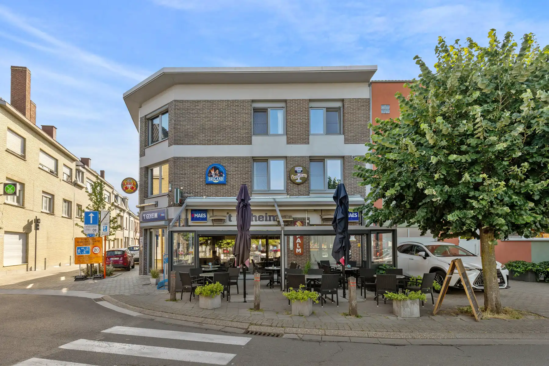 Handelsruimte met appartement op strategische ligging foto 4