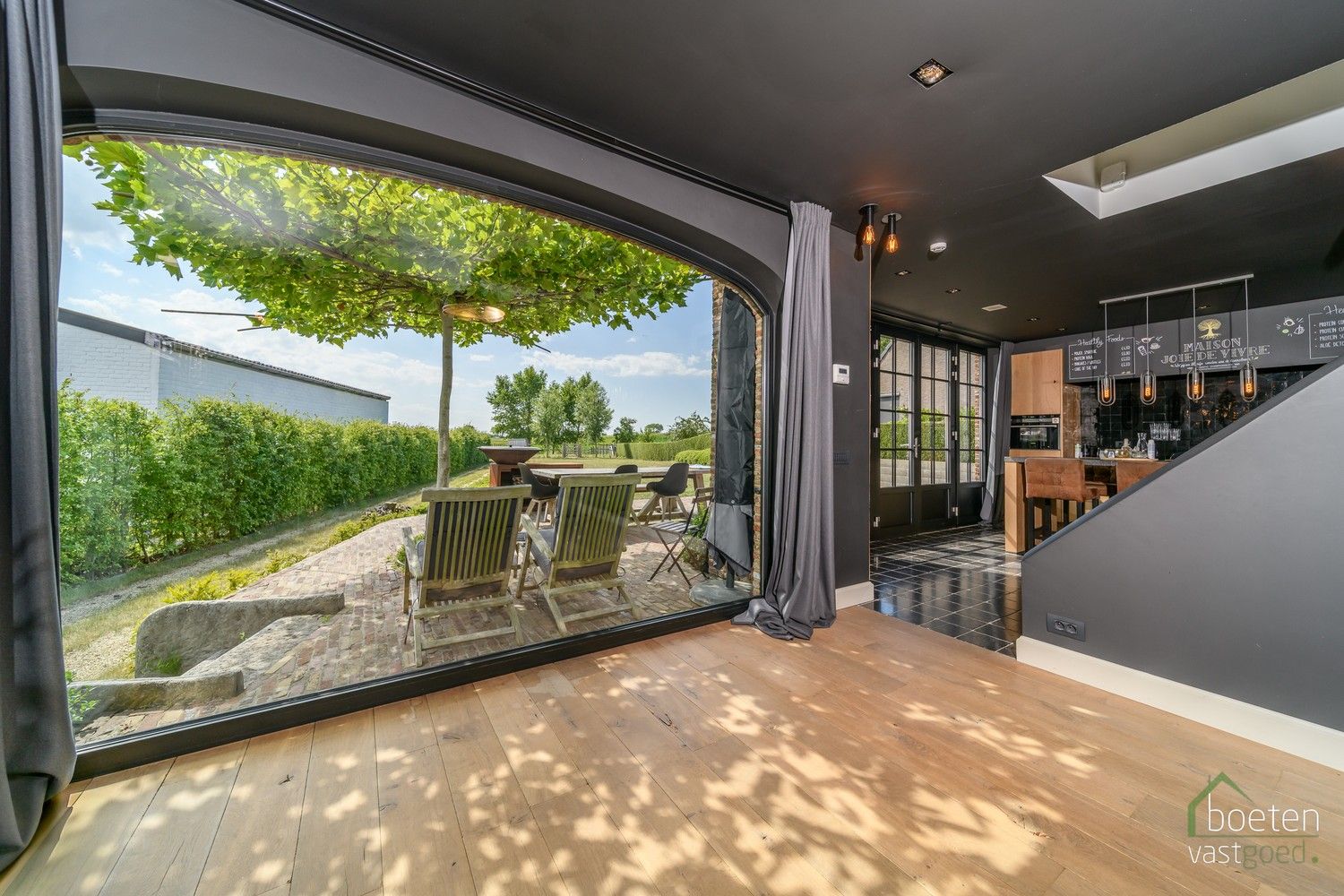Beveren aan de IJzer: Karaktervol en rustiek landhuis met 4 slpks, warm & sfeervol interieur en ruime tuin op 13a 65ca totale grondopp. foto 7