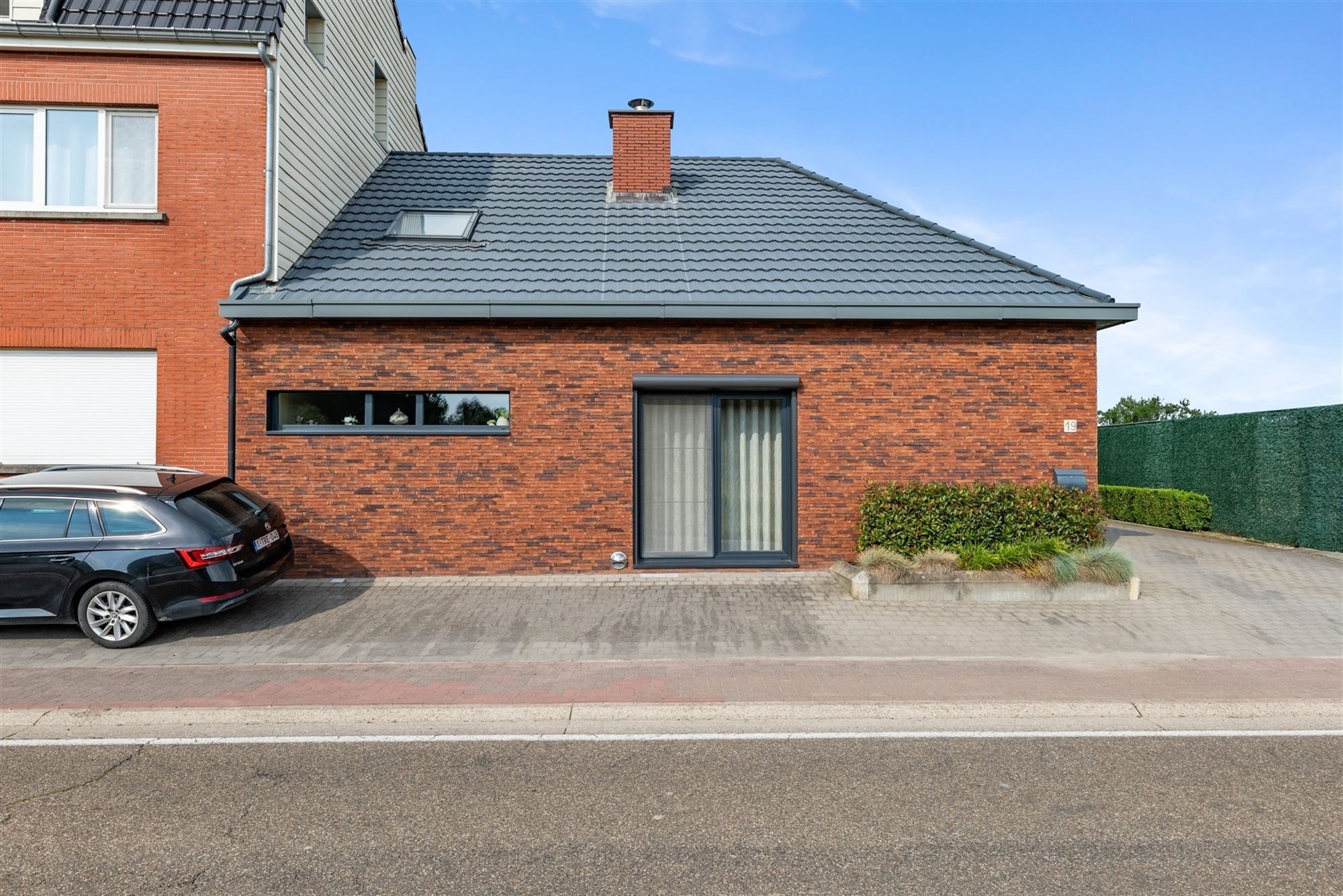 KNAPPE INSTAPKLARE GEZINSWONIG MET DUBBELE GARAGE EN GEZELLIGE TUIN foto 32