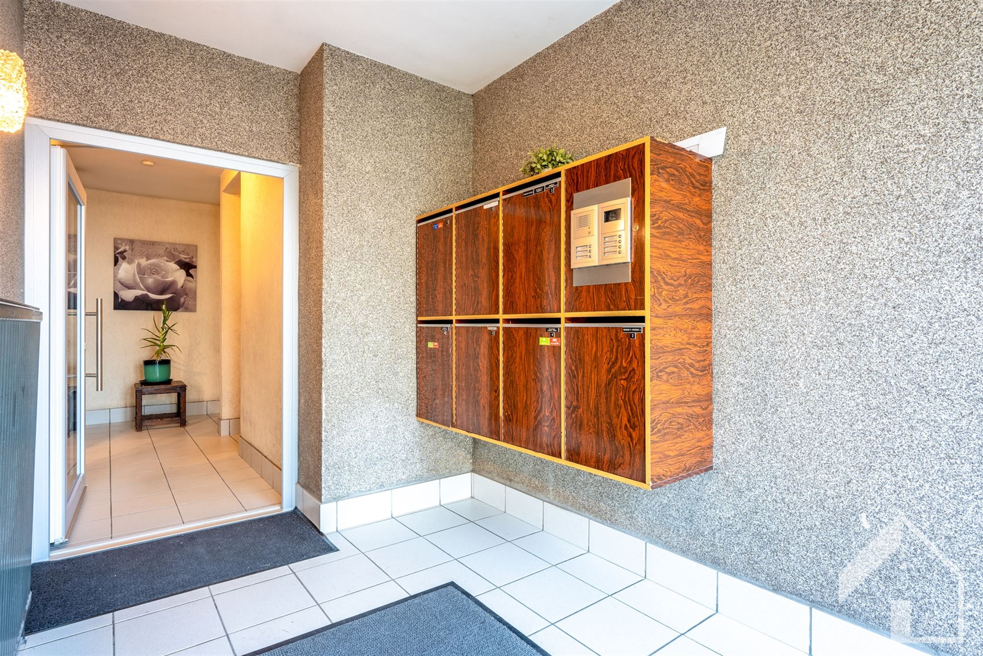 Ruim op te frissen 3-slaapkamerappartement met garage  foto 2