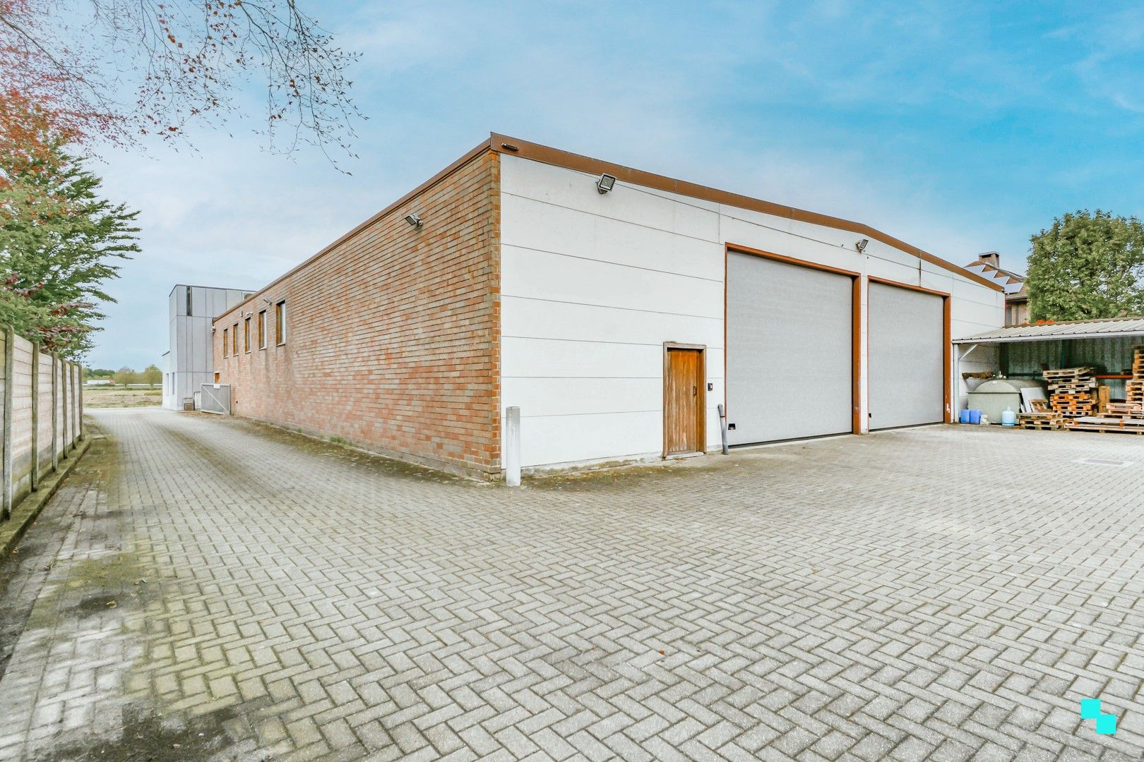 Loods van ca. 192 m² te Sint-Eloois-Winkel foto {{pictureIndex}}
