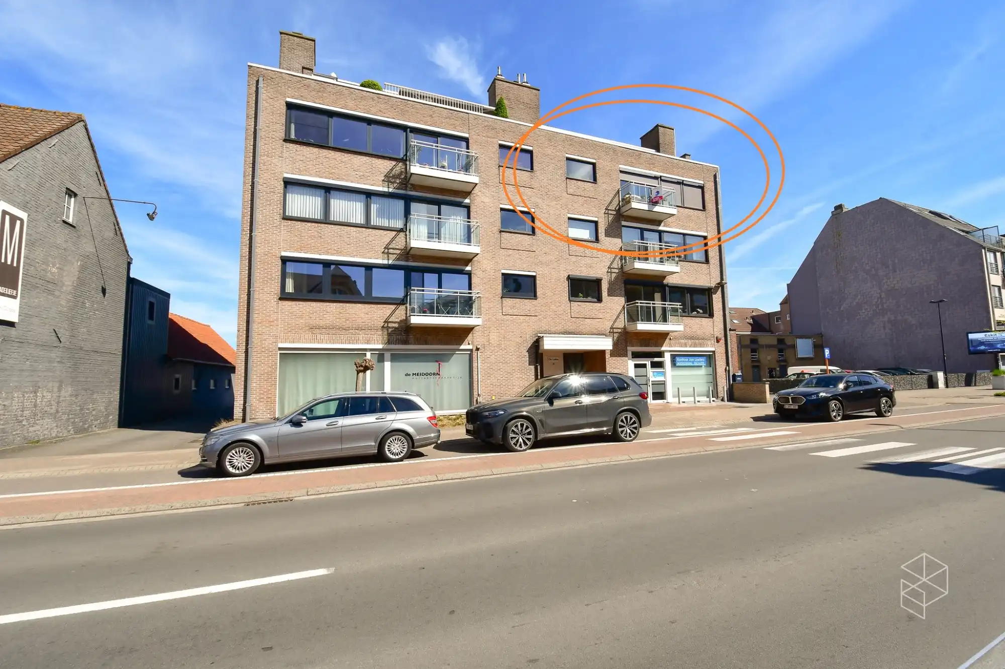 GOED GELEGEN en GROOT ( 150 m²) APPARTEMENT MET 3 SLAAPKAMERS foto {{pictureIndex}}