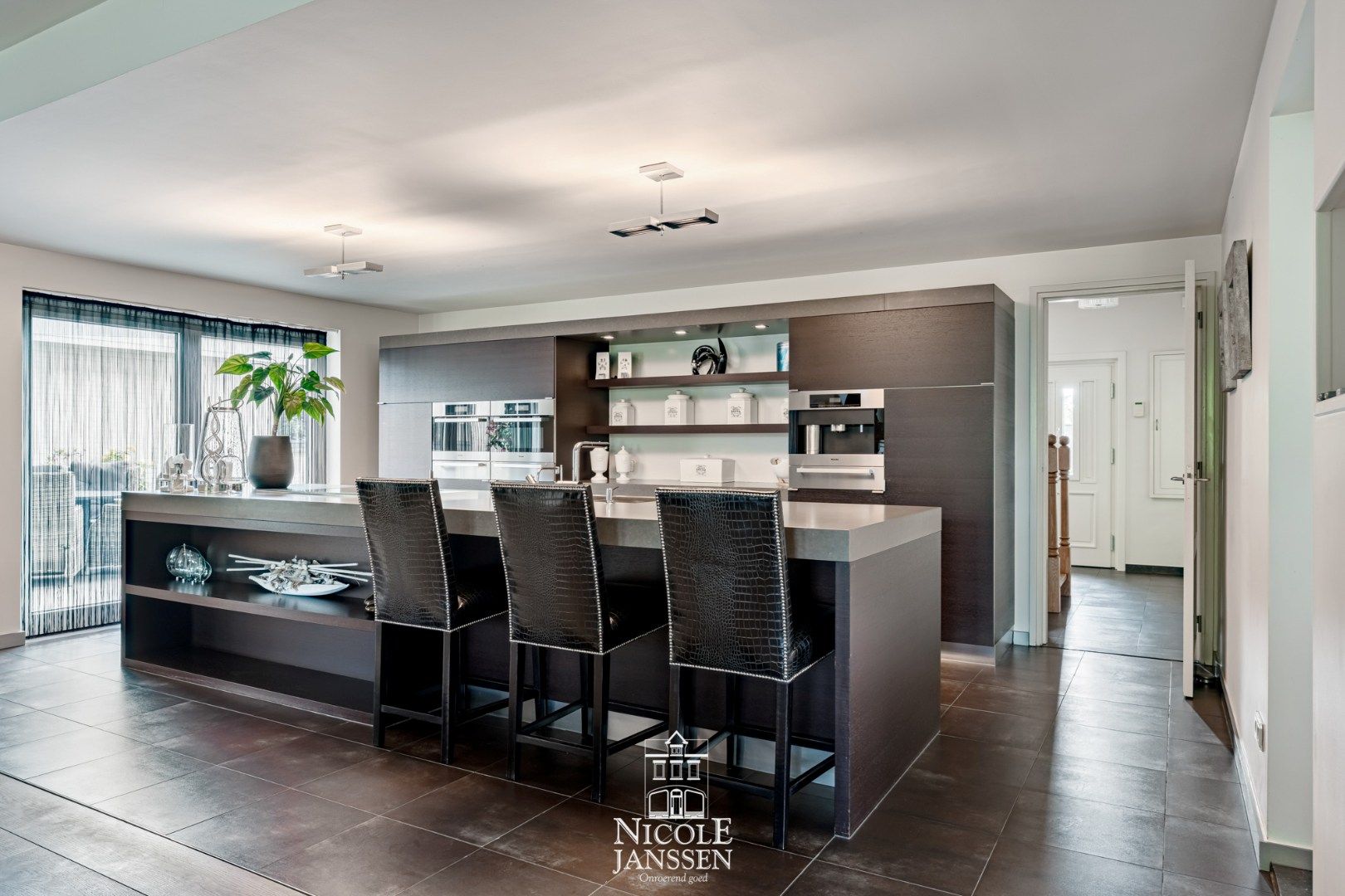 Riante woning met paardenstallen foto 7