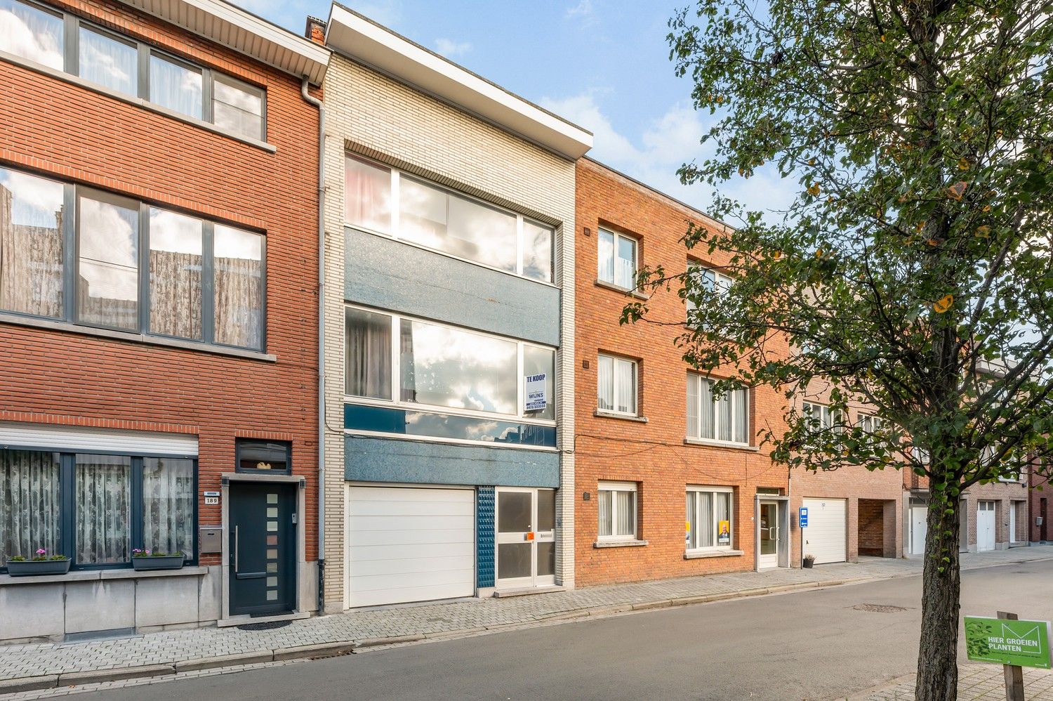 Hoofdfoto van de publicatie: VOLLEDIG te renoveren rijwoning met inpandige garage en grote tuin op een gunstige locatie.