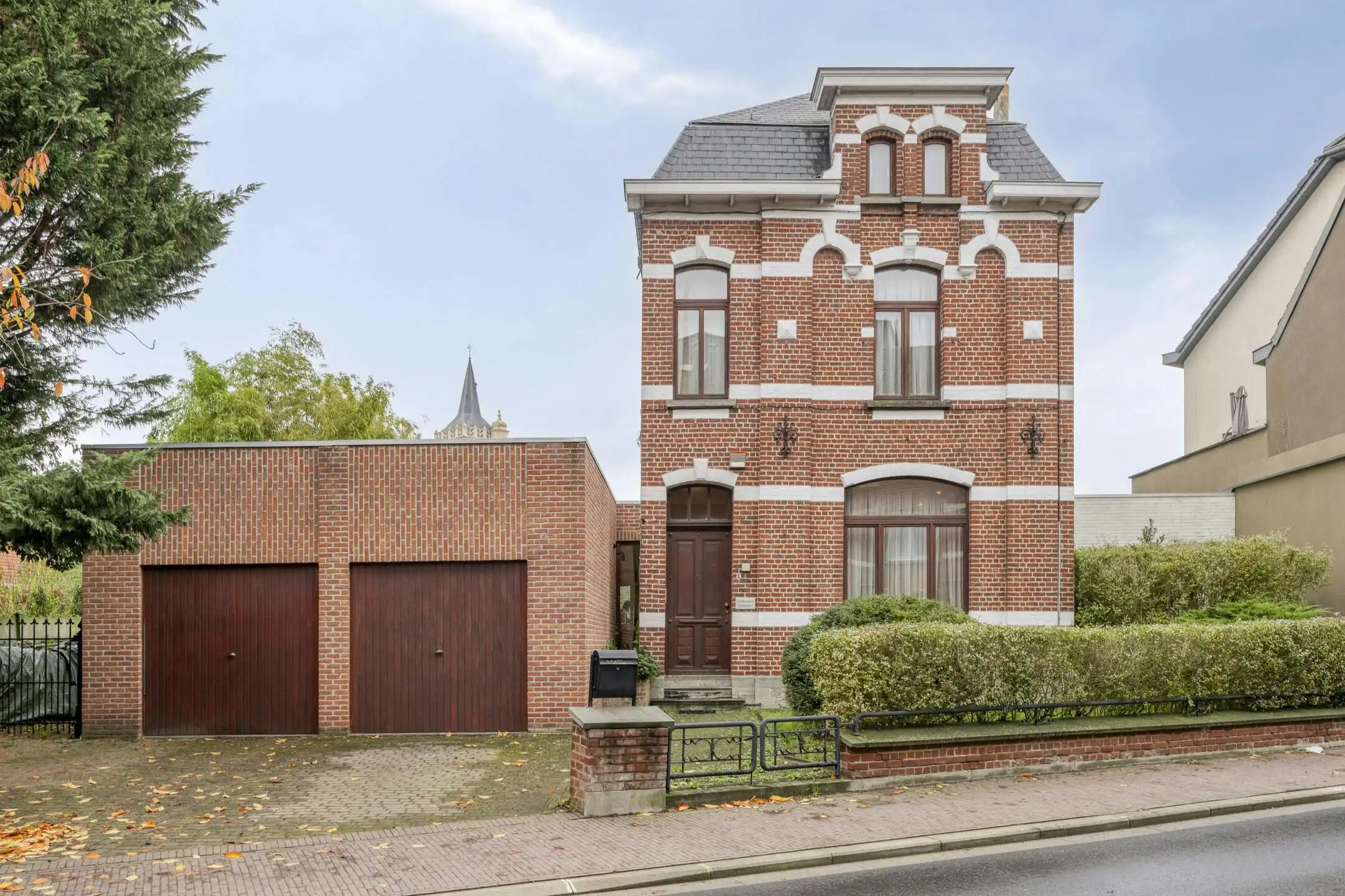 Hoofdfoto van de publicatie: Charmante herenwoning met garage en tuin in het hartje van Ternat