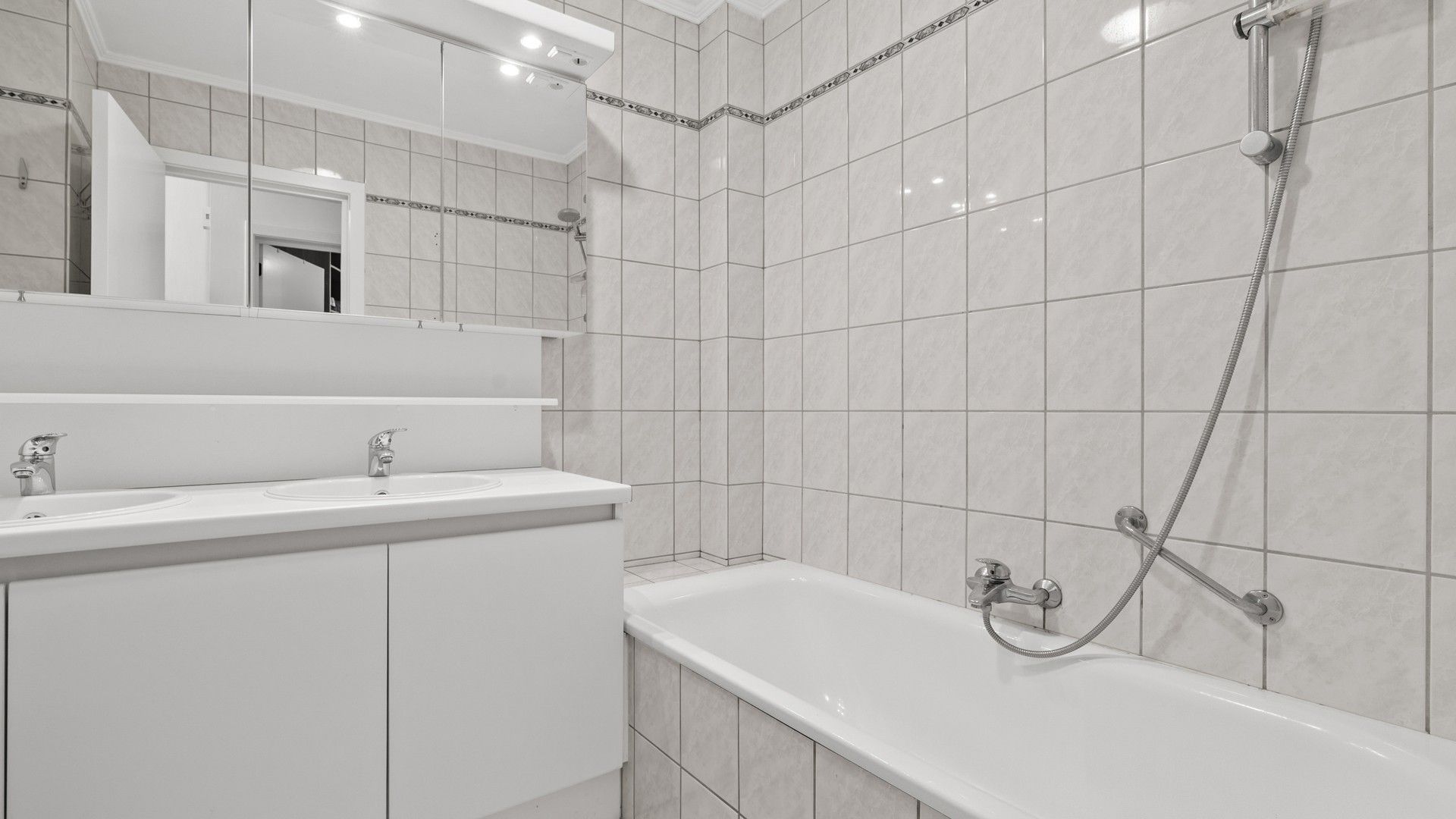 Instapklaar appartement met 2 slpkrs in Diepenbeek centrum foto 11