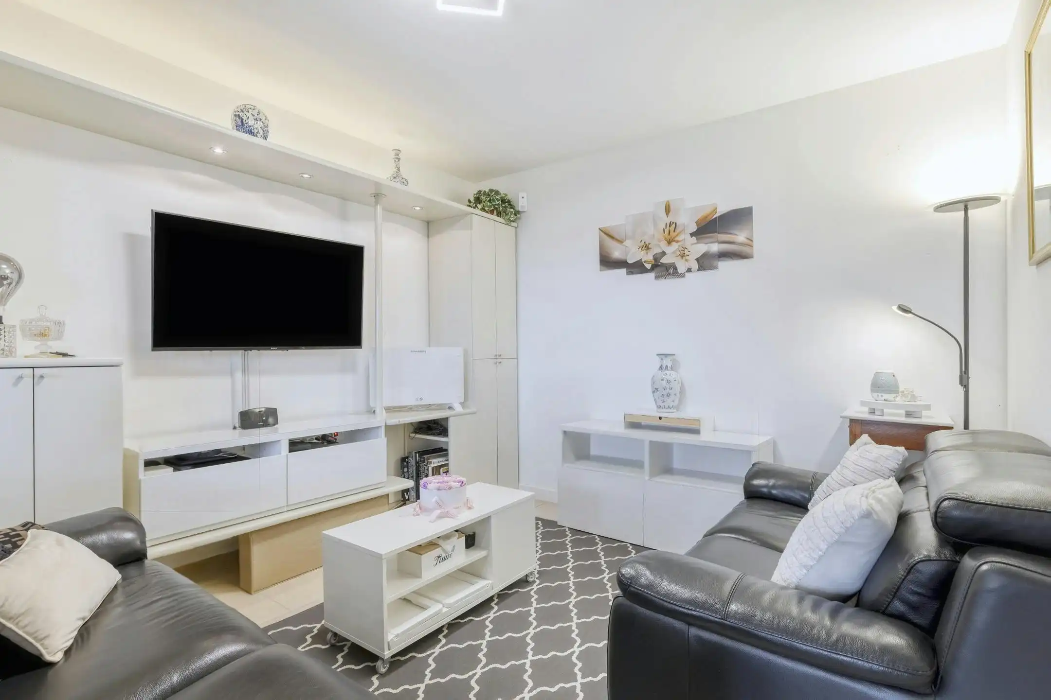 Appartement met 2 terrassen en garage te koop in Wilrijk foto 3