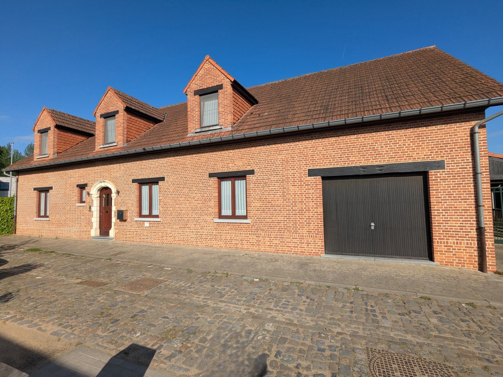 Ruime hoeve met mooie tuin + veel parking in rustig straatje foto 3