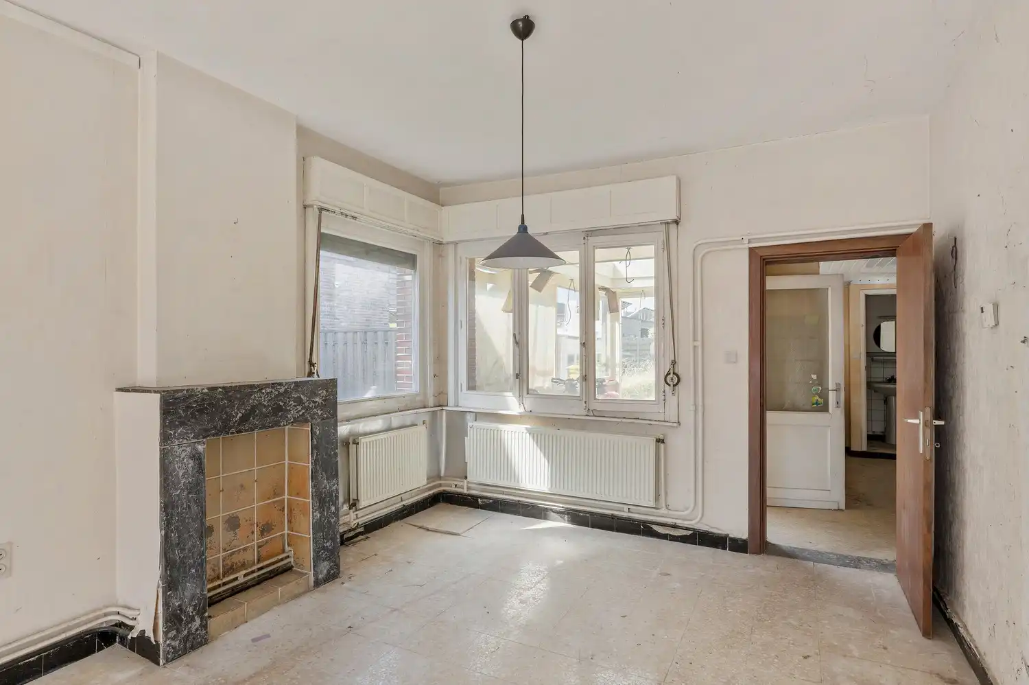Volledig te renoveren halfopen gezinswoning op een perceel van 834 m². foto 4