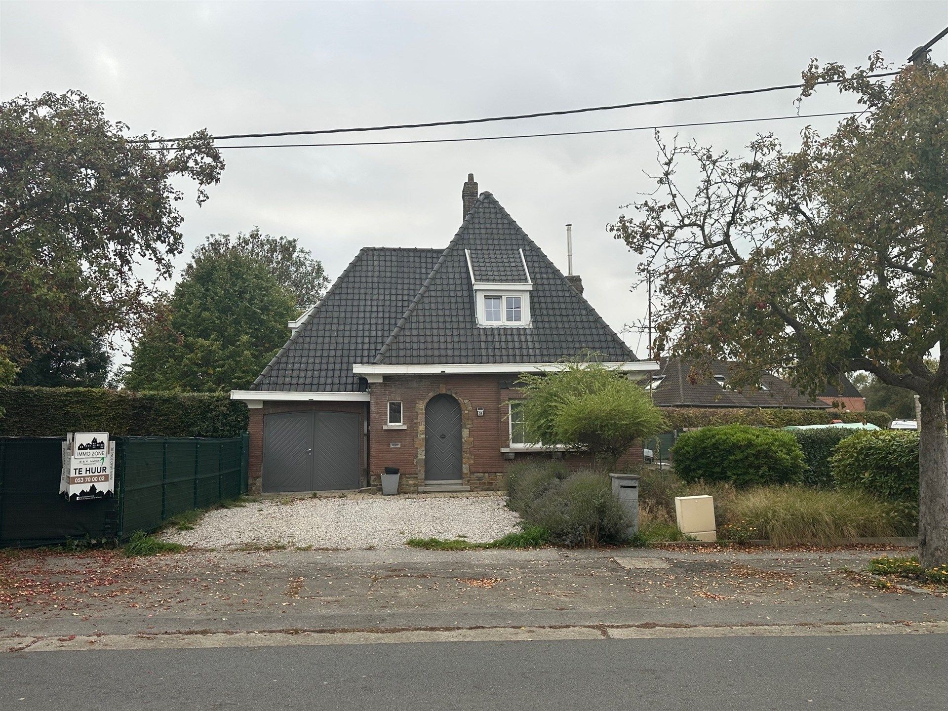 Vrijstaande woning met 2 slaapkamers, garage en tuin foto {{pictureIndex}}