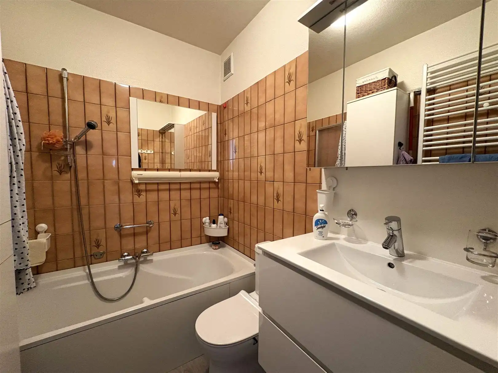 Gemeubelde studio met frontaal zeezicht foto 5