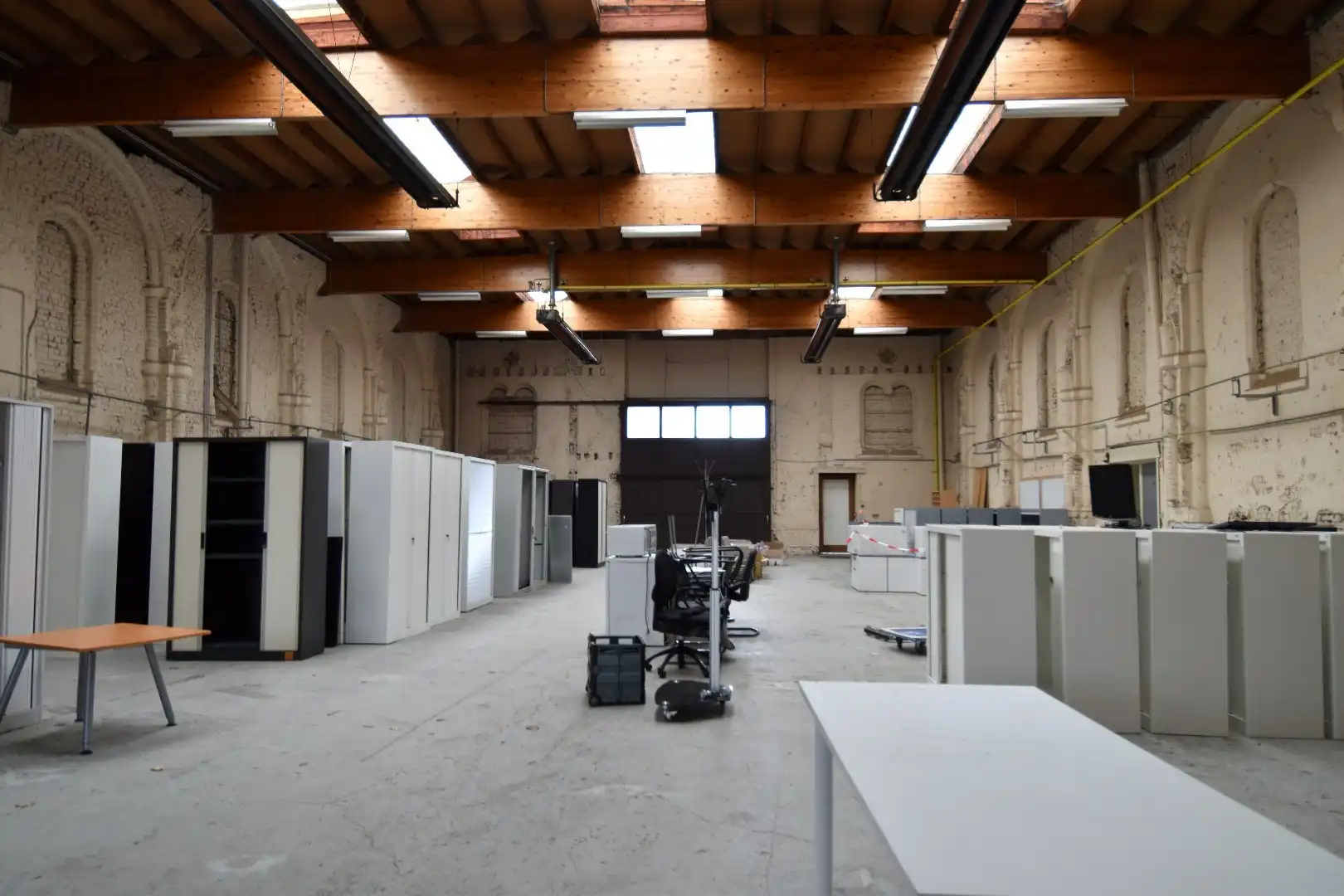 Ruime opslag- en bedrijfsruimtes van in totaal 1.459 m² op een perceel van 3.467 m²  met verzorgde gezinswoning in Bissegem foto 4