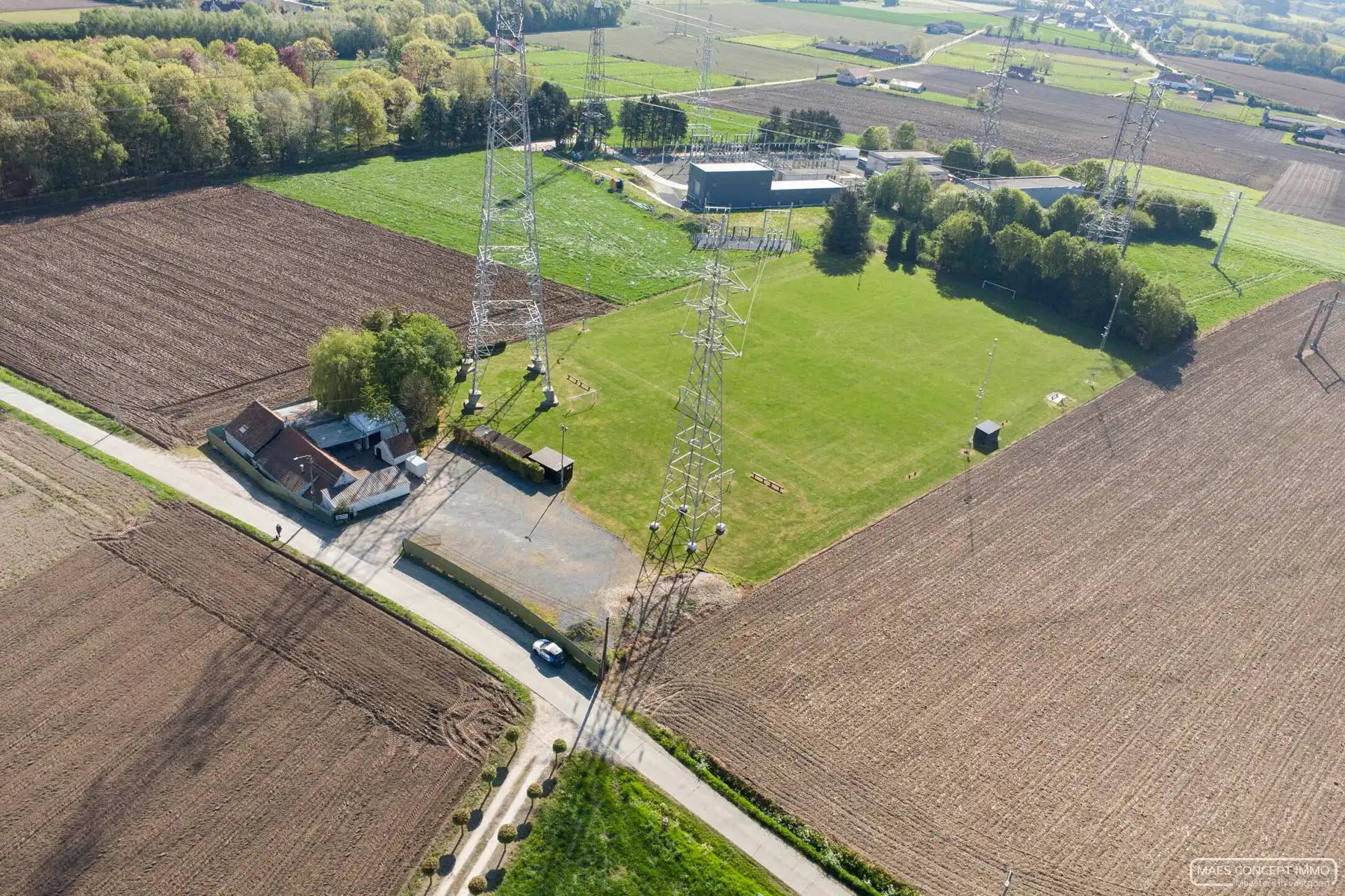 Café en voetbalveld te koop in het landelijke Wortegem foto 2