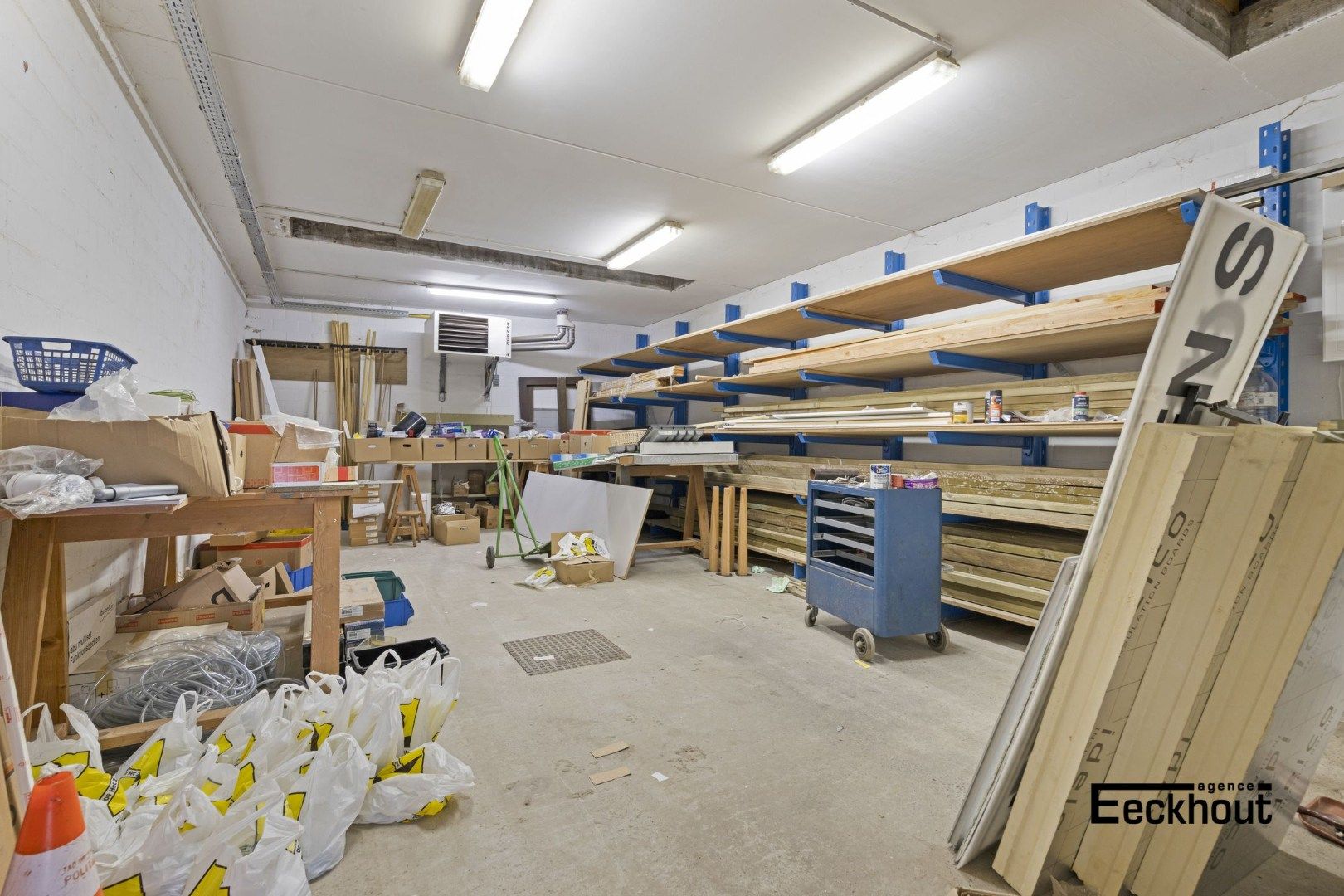 Zeer ruim (445 m²) handelspand met magazijn met tal van mogelijkheden in de Vuurtorenwijk te Oostende! foto 5