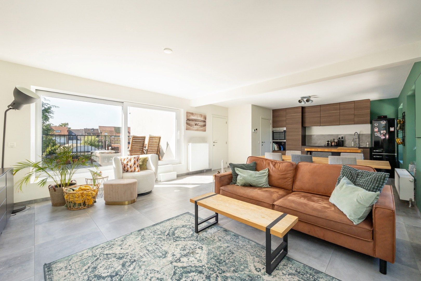 Gerenoveerd (2017) 2-slaapkamer appartement (112m²) met terras en autostaanplaats!  foto {{pictureIndex}}