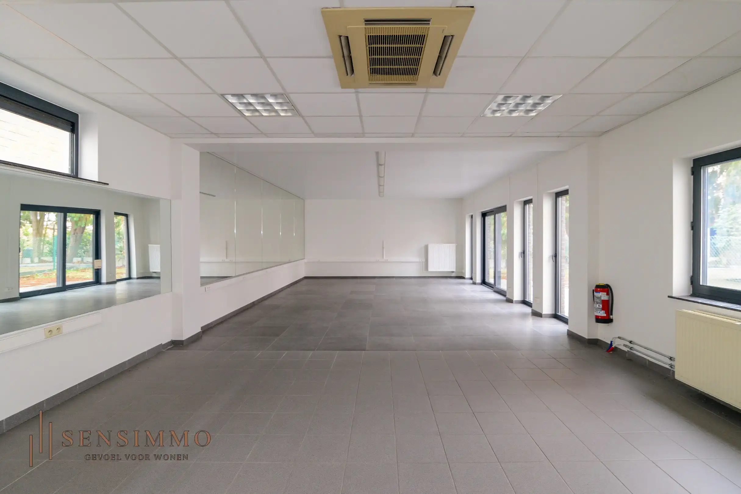 Commerciële handelspand met bovenliggend appartement in hartje Maasmechelen foto 16